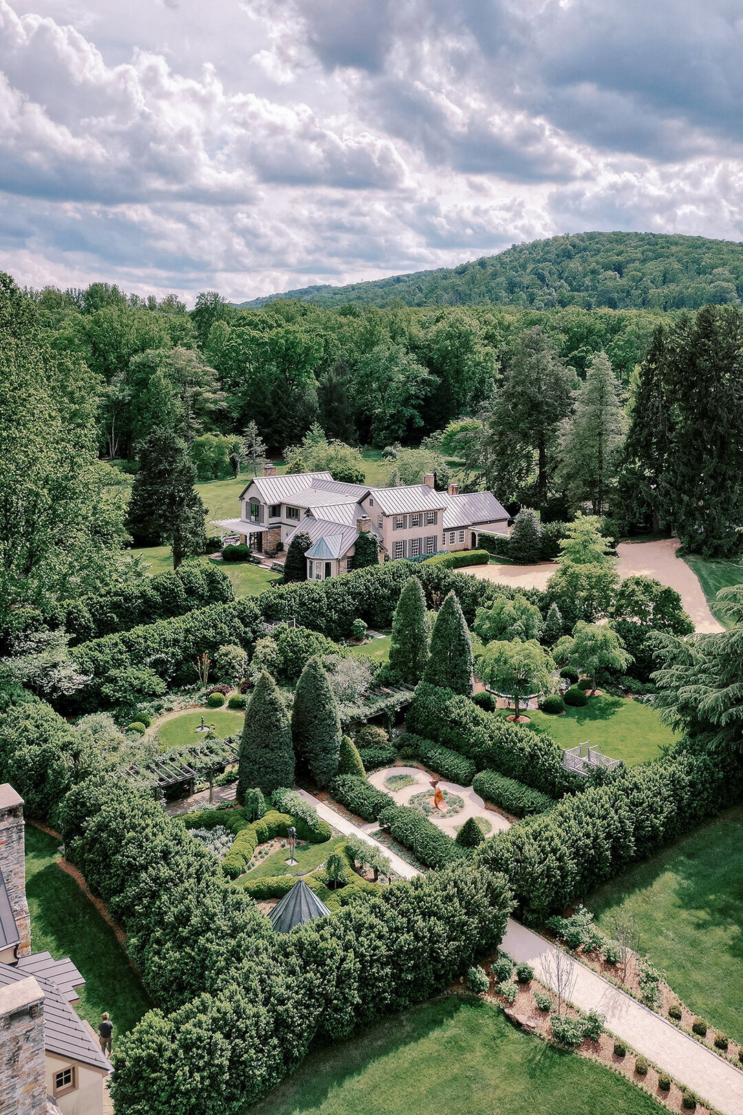 KathleenRob5-3-25GlenstoneGardenVA-VickiGraftonPhotography-476