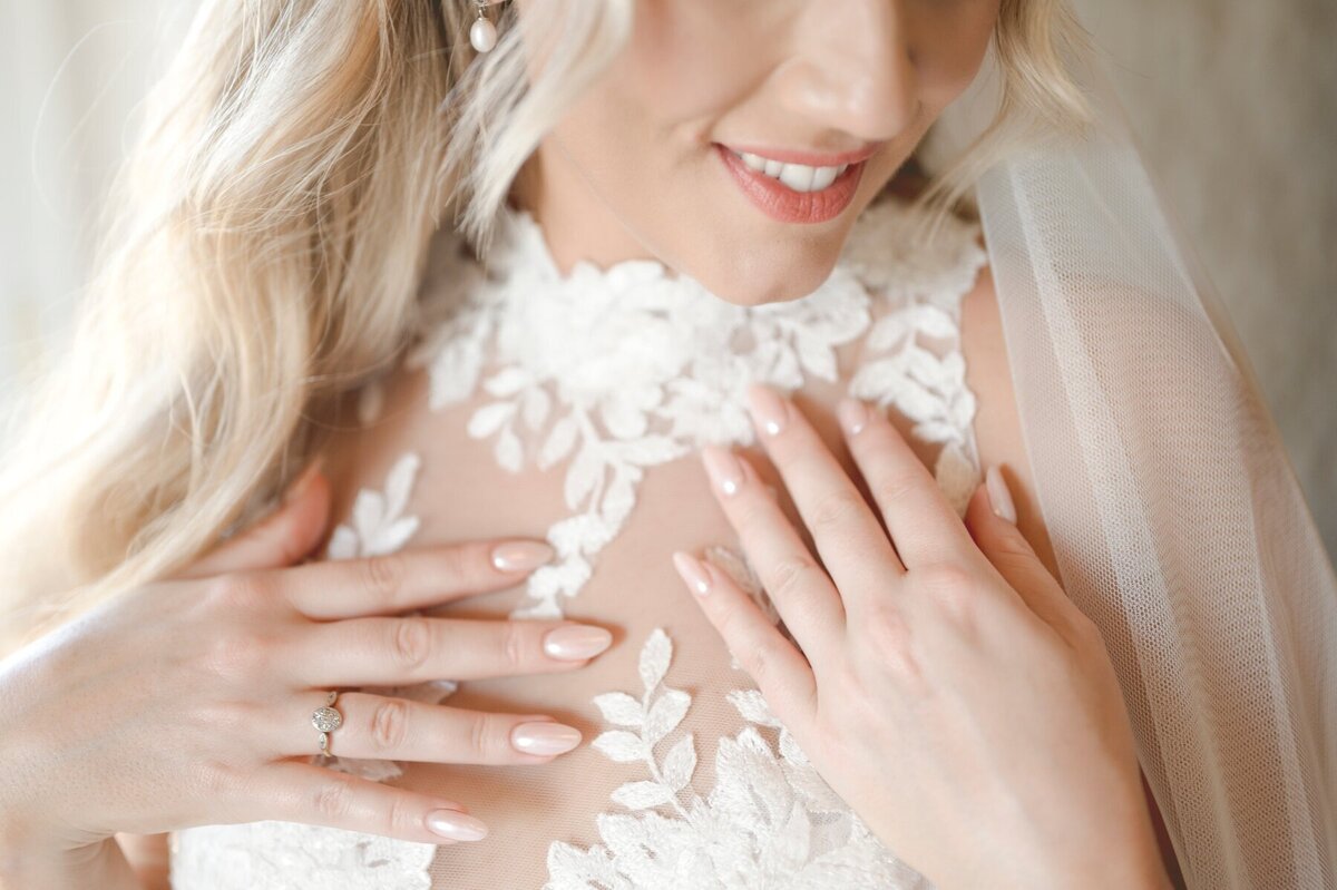 bride-wedding-dress-nails