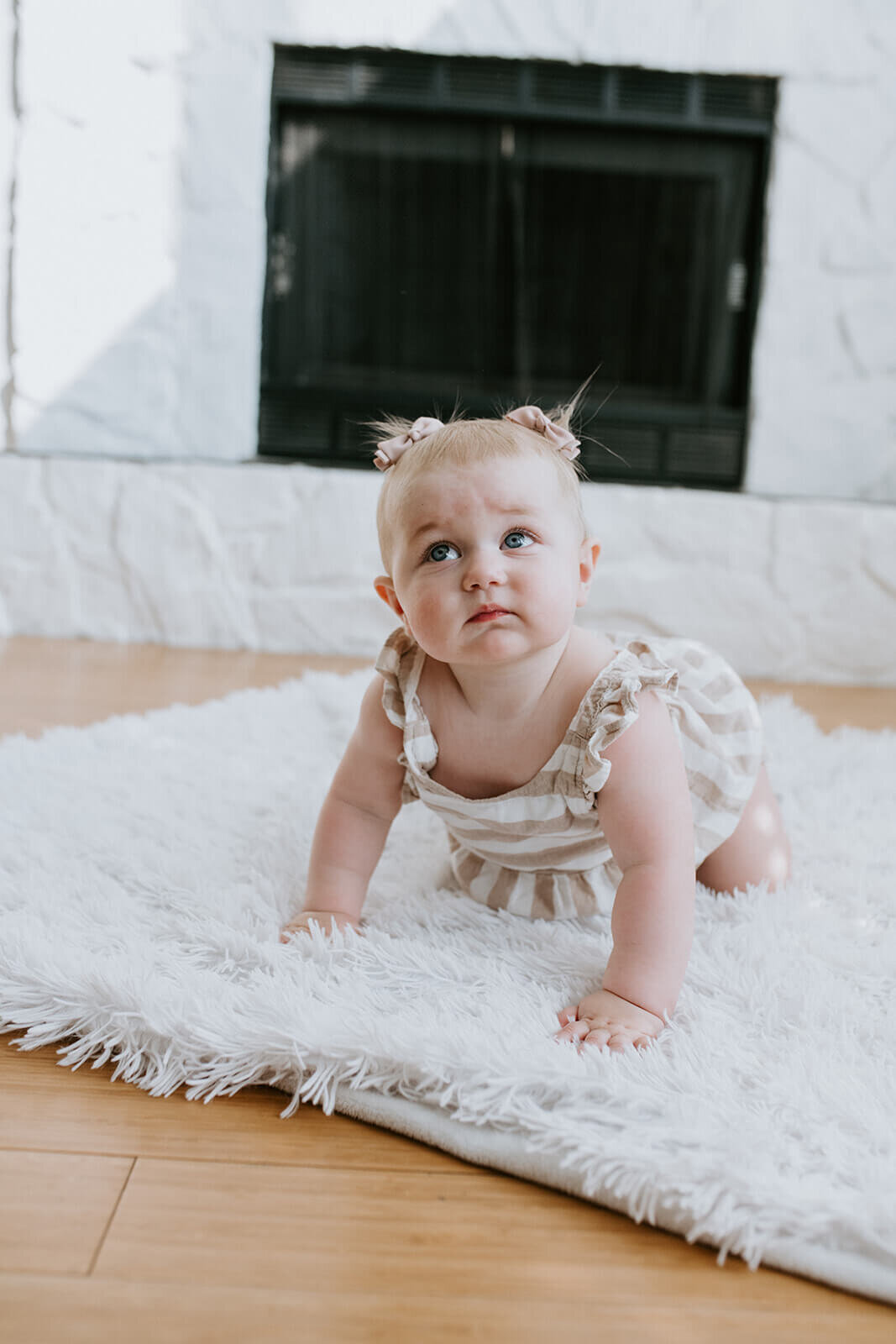 baby-girl-crawling