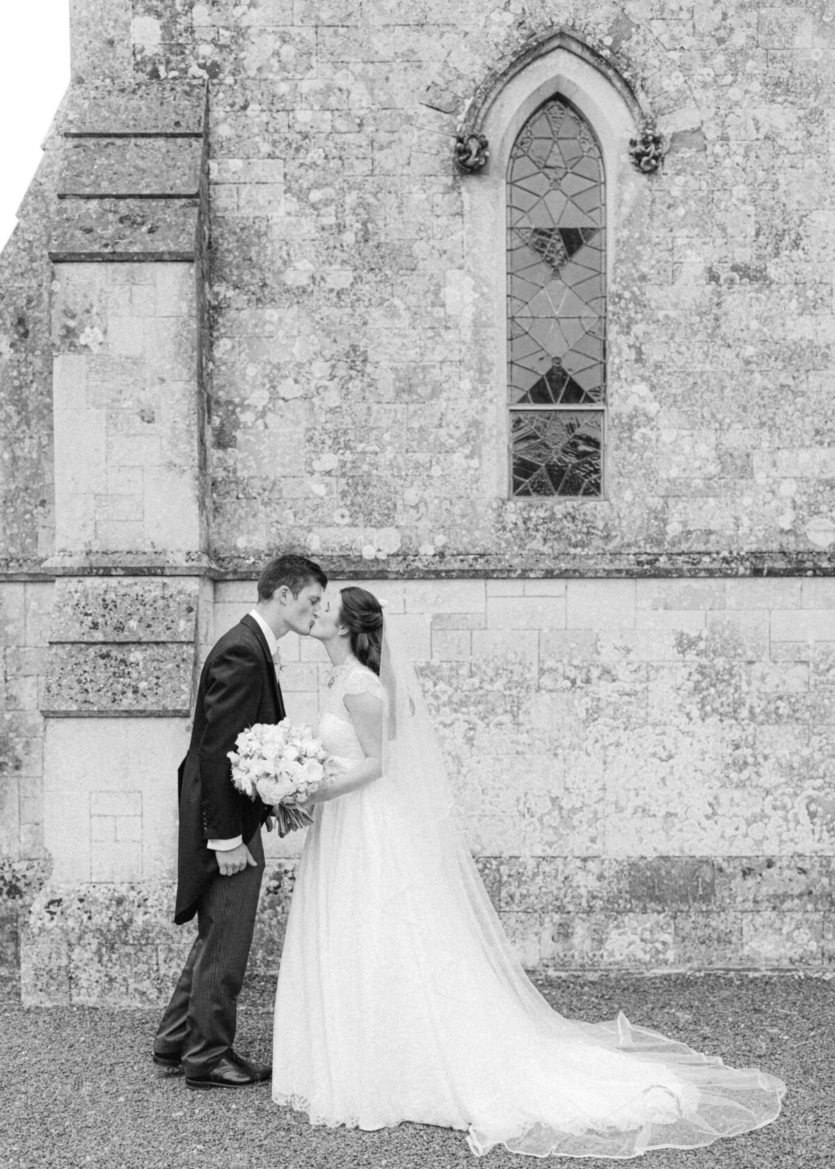chloe-winstanley-weddings-wiltshire-bride-groom-church-kiss