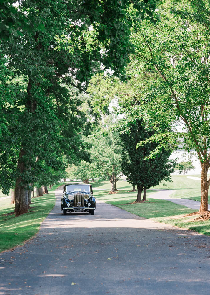 Rolls-Royce-driving-up-to-ceremony