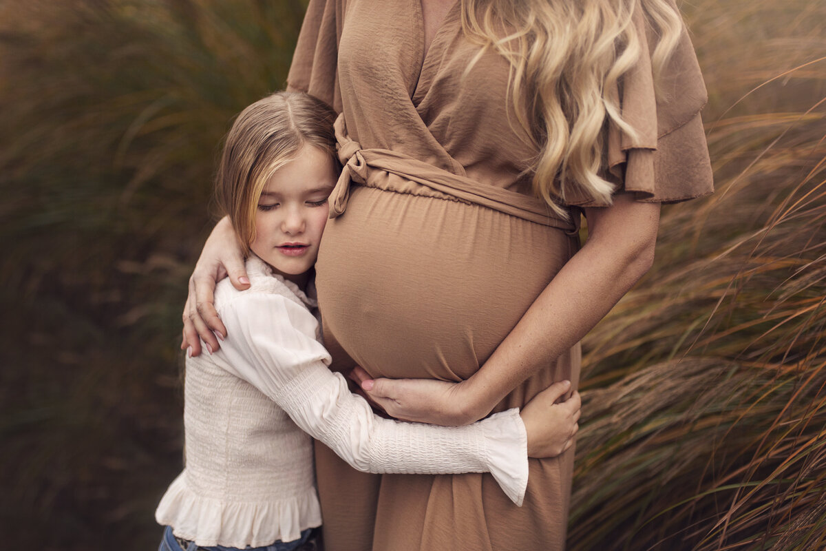 Moeder en dochter zwangerschapsshoot