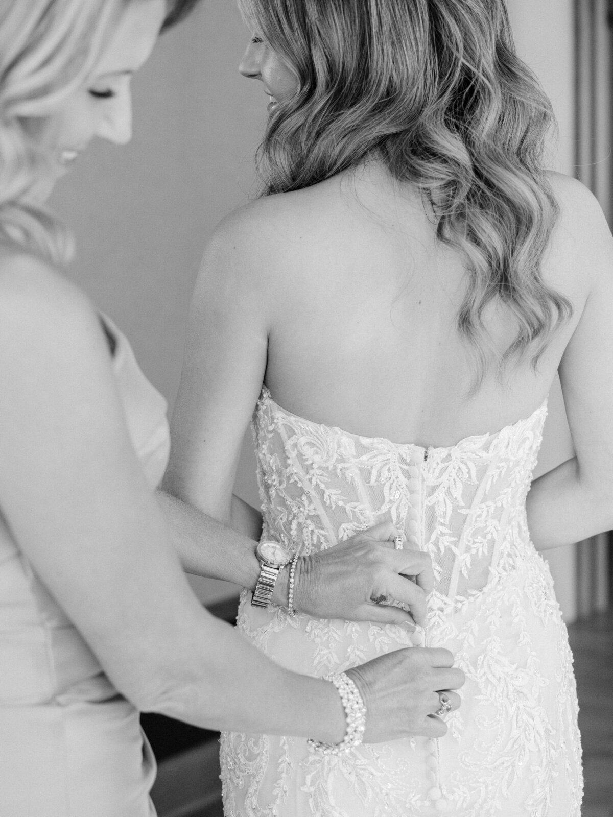 bride-getting-ready-cleveland-hotel-suite-00005