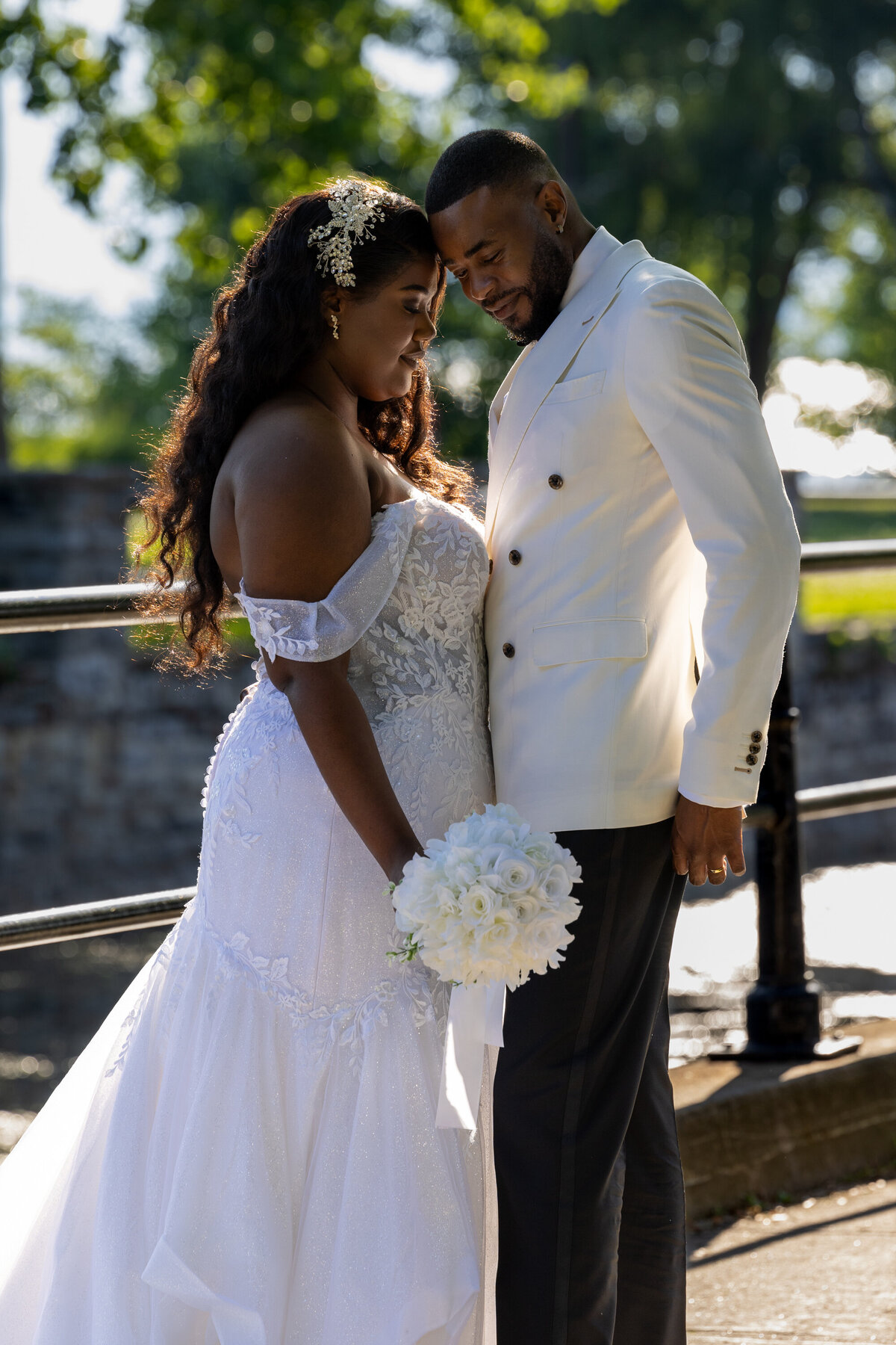 Couple de jeunes mariés au bord du Canal LaChine Montréal