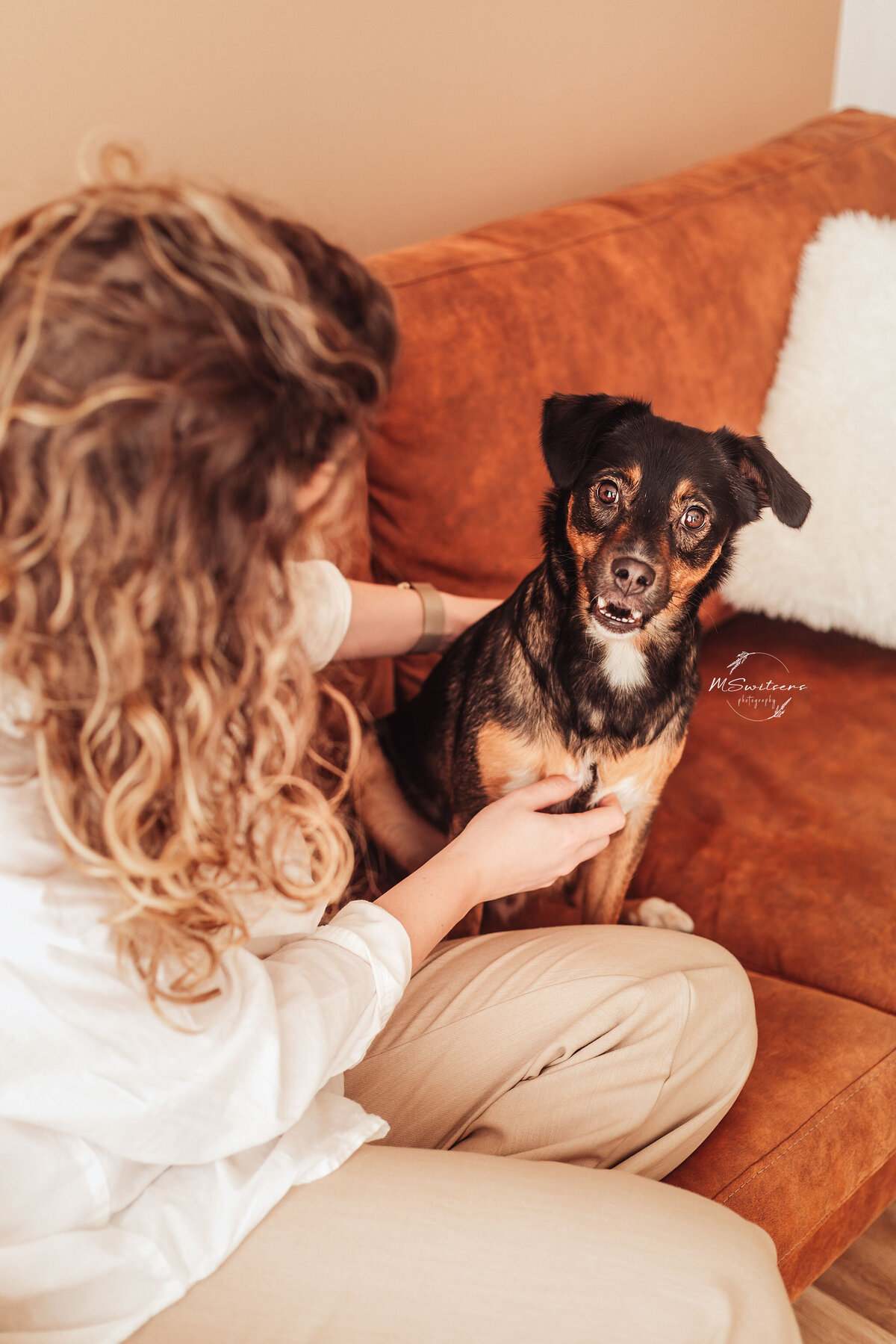 Hond met dogmom in de zetel tijdens een hondenfotoshoot in de daglichtstudio