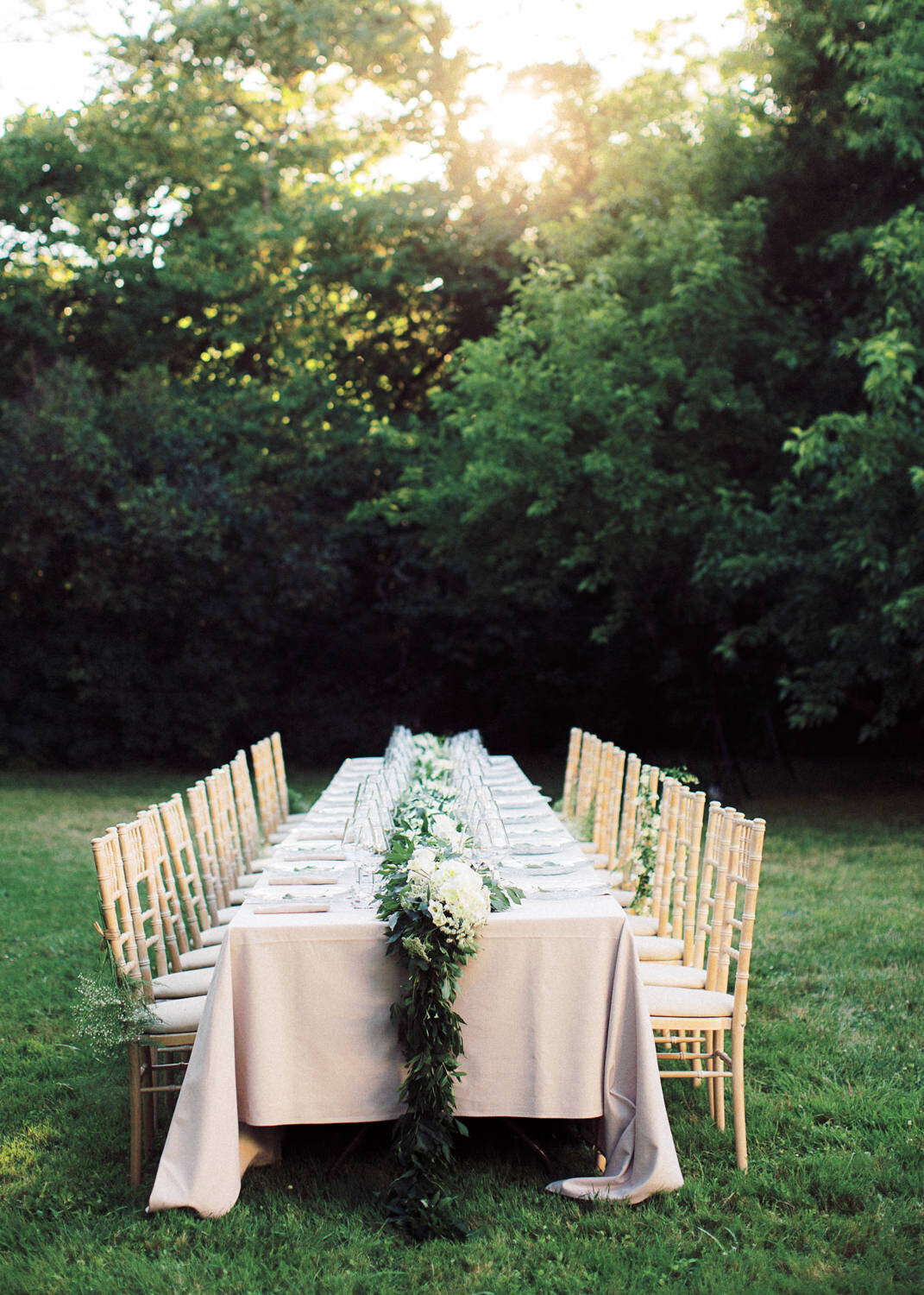 Table mariage dans les tons vert et or