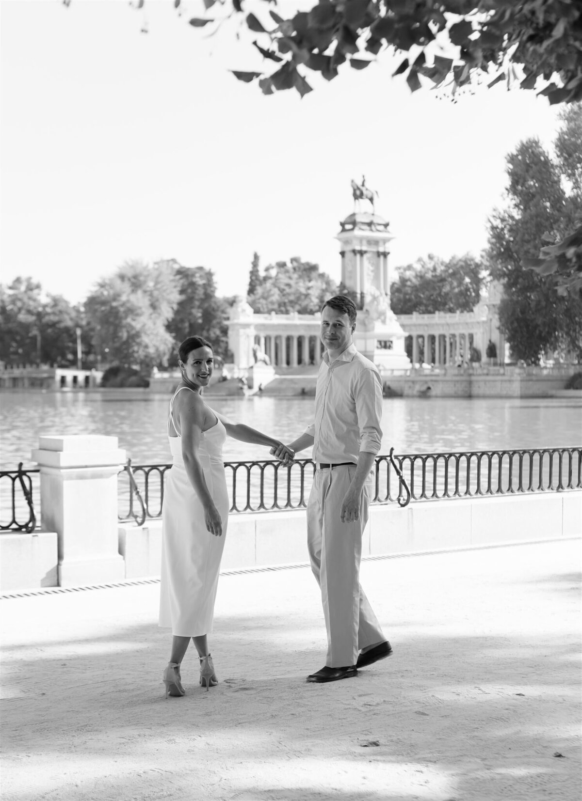 Destination Wedding Photographer in Stockholm helloalora Anna Lundgren wedding wedding portrait by the lake in El Retiro Park in Madrid