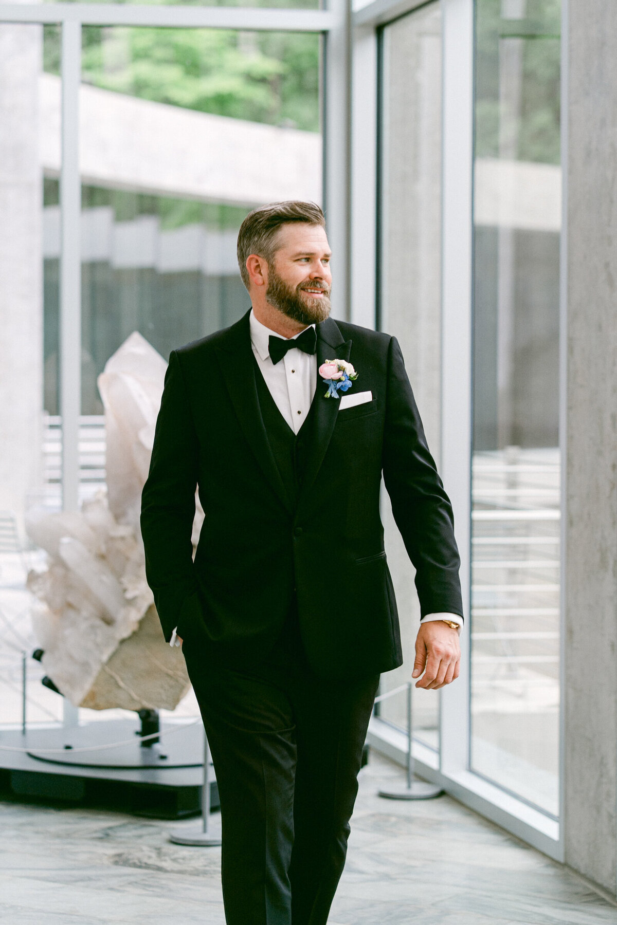 A wedding photo portrait of the groom in Crystal Bridges Museum of American Art in Betonville, Arkansas