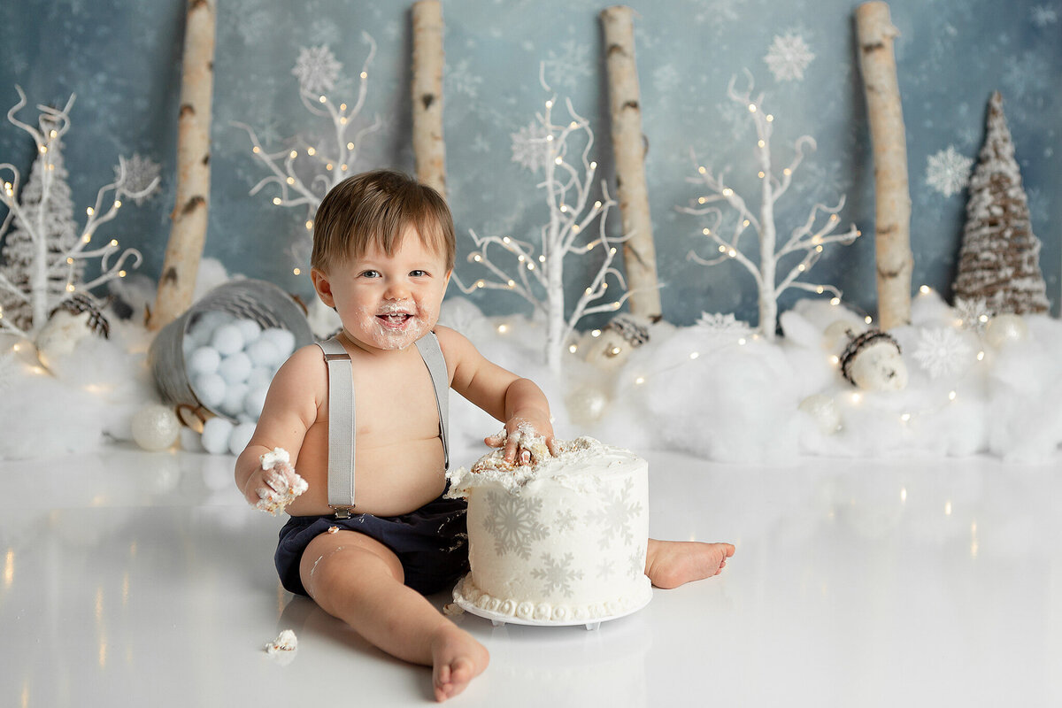 columbus-ohio-first-birthday-photographer-near-me-amanda-estep-photography-baby-boy-winter-onederland-cake-smash-with-white-snowflake-cake