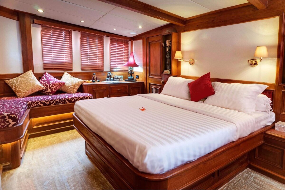 Luxury Charter Mutiara Laut Yacht Interior - A Suite