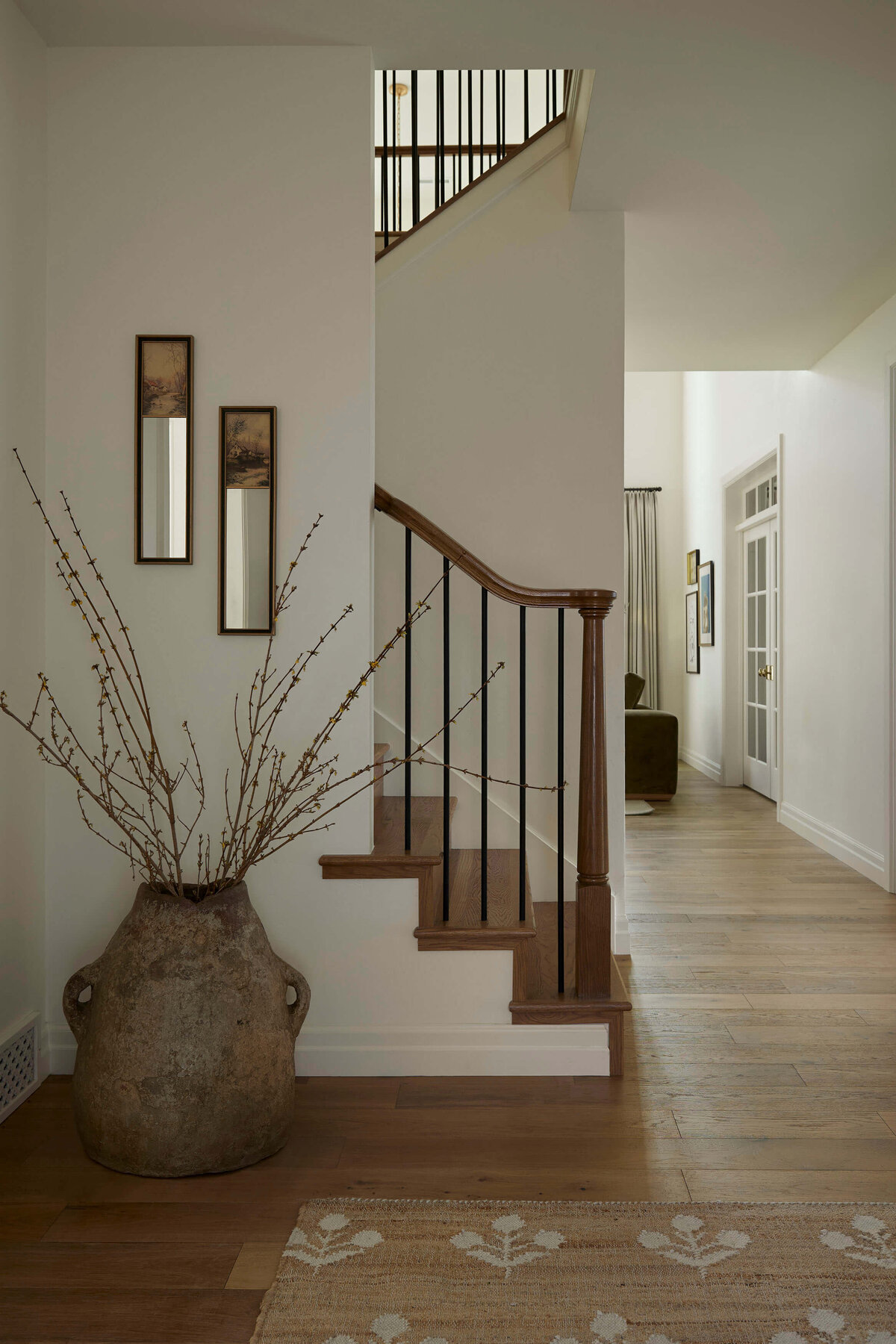 entryway-design-natural-wood-vase