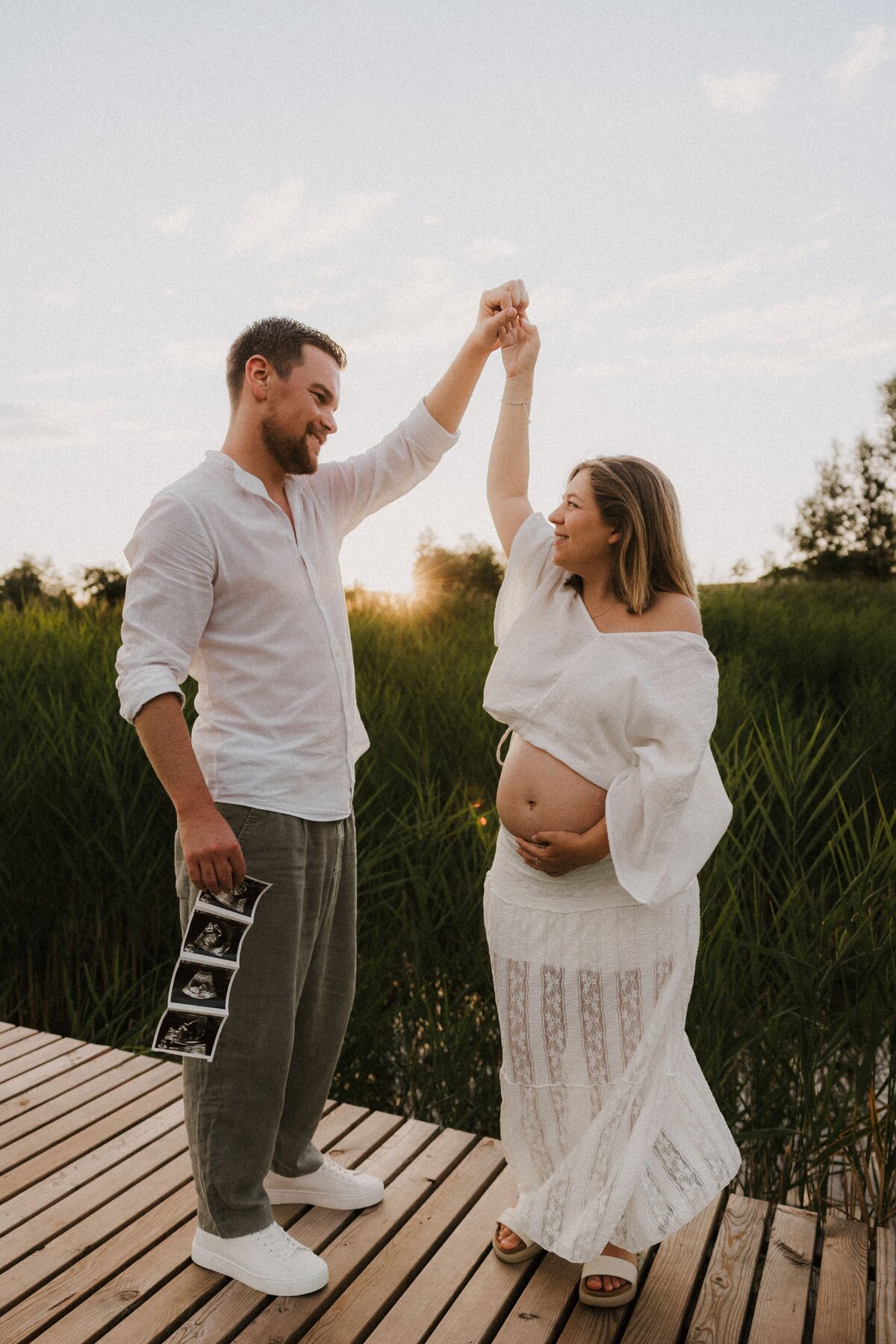Babybauchfotoshooting Salzburg Fotografin Babybauchfotos Babybauchbilder See Sonnenuntergang authentisch