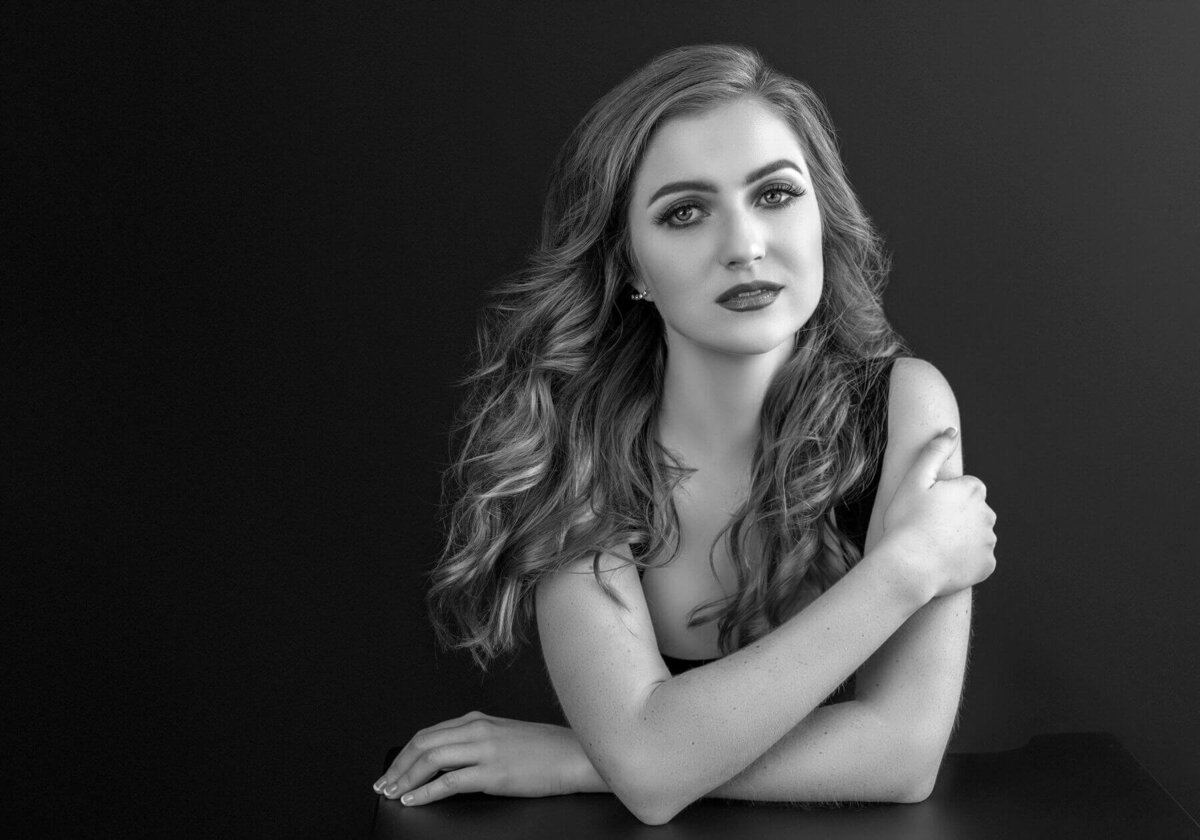 Grace and Sophistication – A timeless monochrome portrait with effortless elegance.