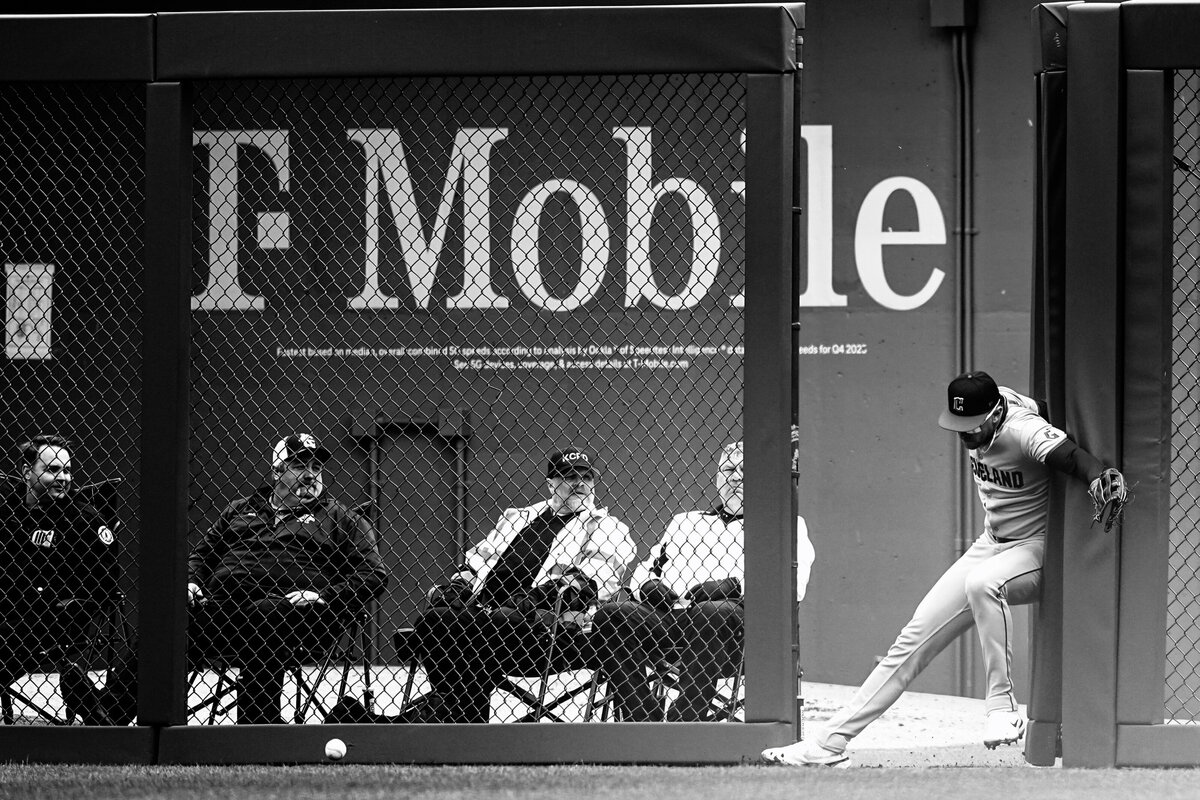 kansas-city-sports-photography-0149-coaches-watching-mlb-player-catch