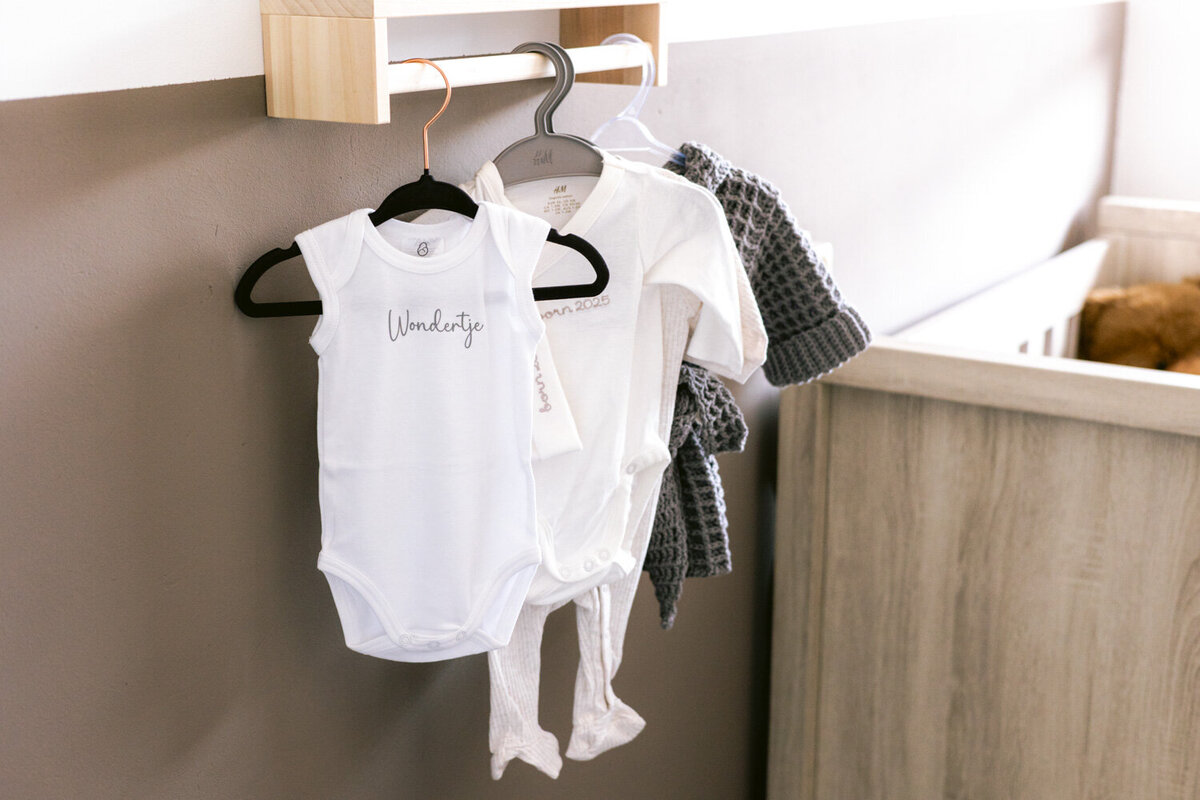 Zwangerschapsfotografie thuis met details in de babykamer. Irene Maris Fotografie