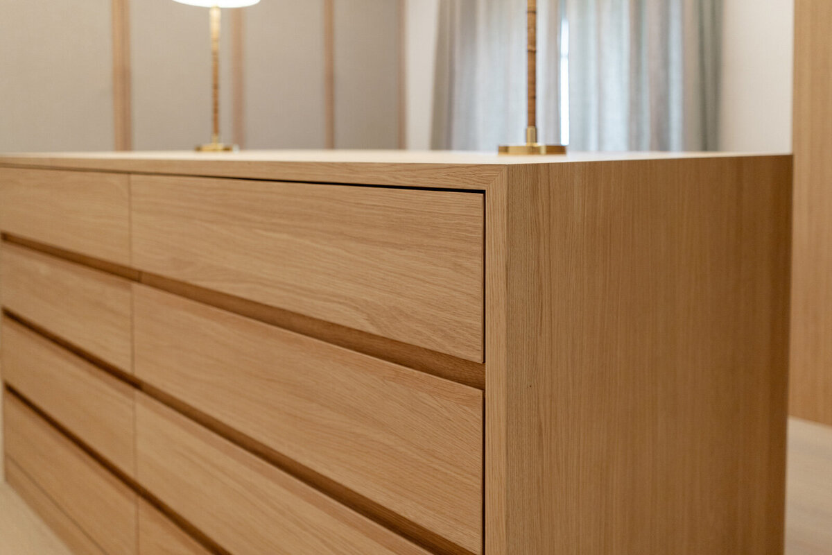 Ankleidezimmer-Schraenke-Holz-Adam-Innenausbau-Lich-5