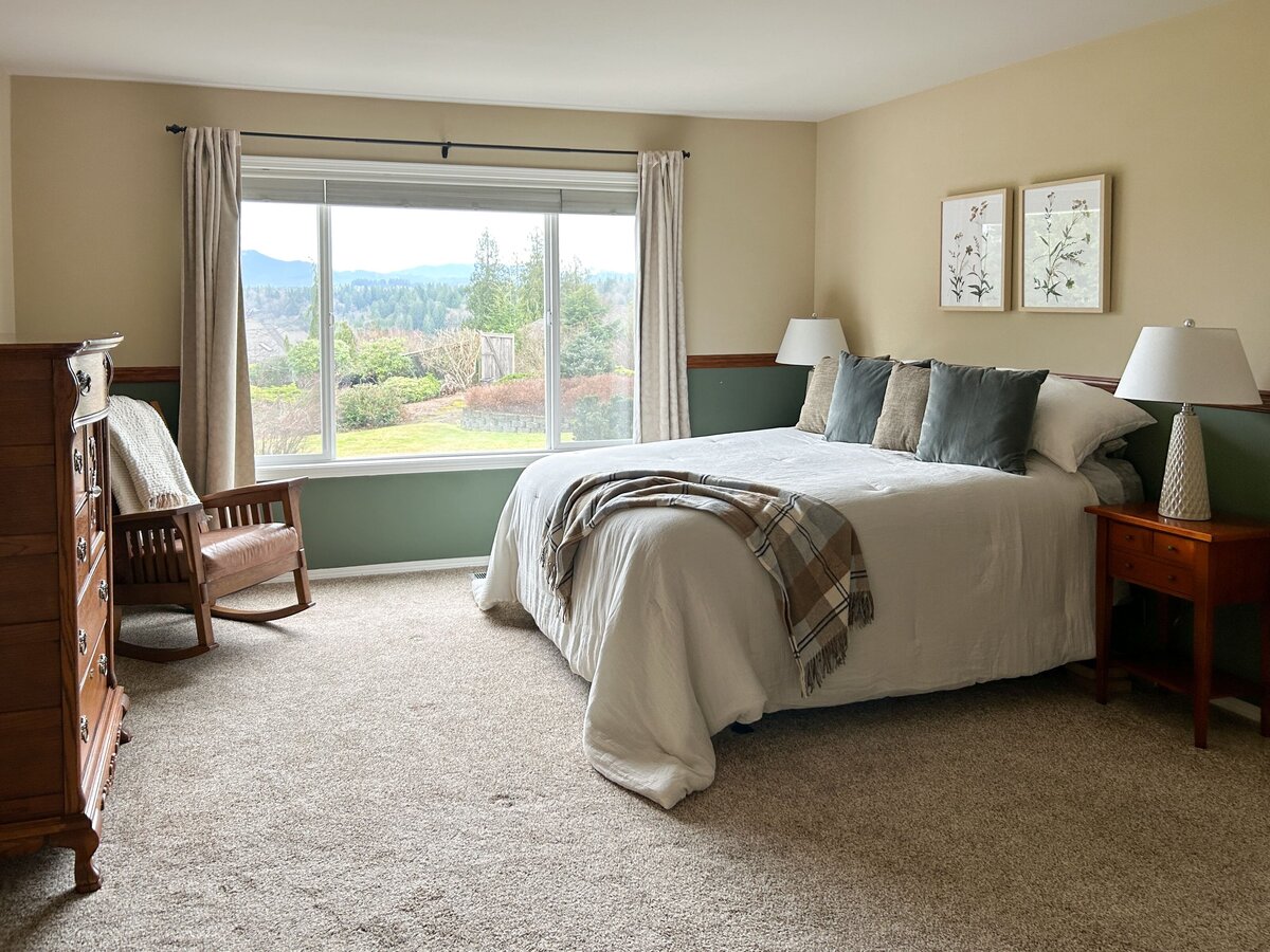 occupied-staging-snohomish-county-primary-bedroom-modernmollusk-1
