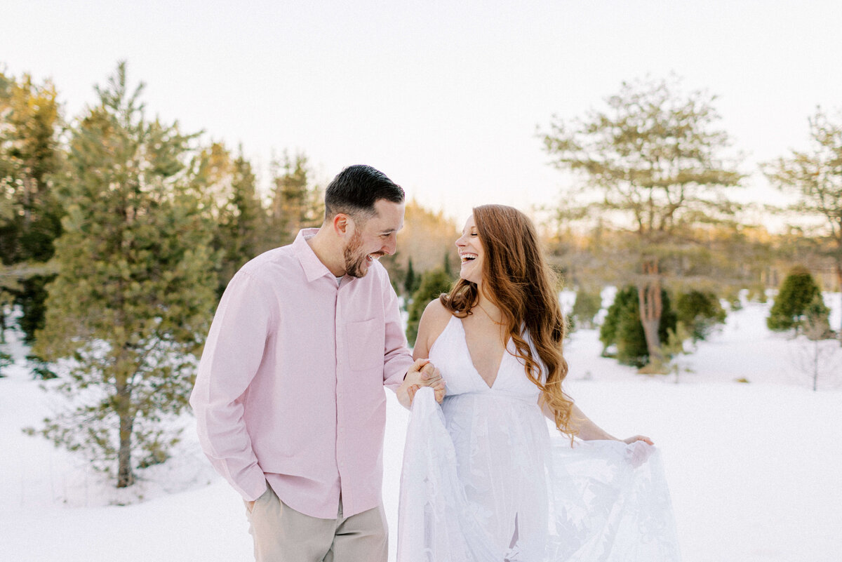 Pregant-woman-and-husband-walk-in-the-snow