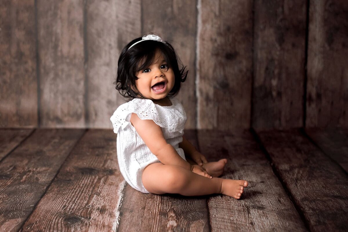 mobile-inhome-cakesmash-photography_vancouver-fraser-valley_1-year-girl-white-romper