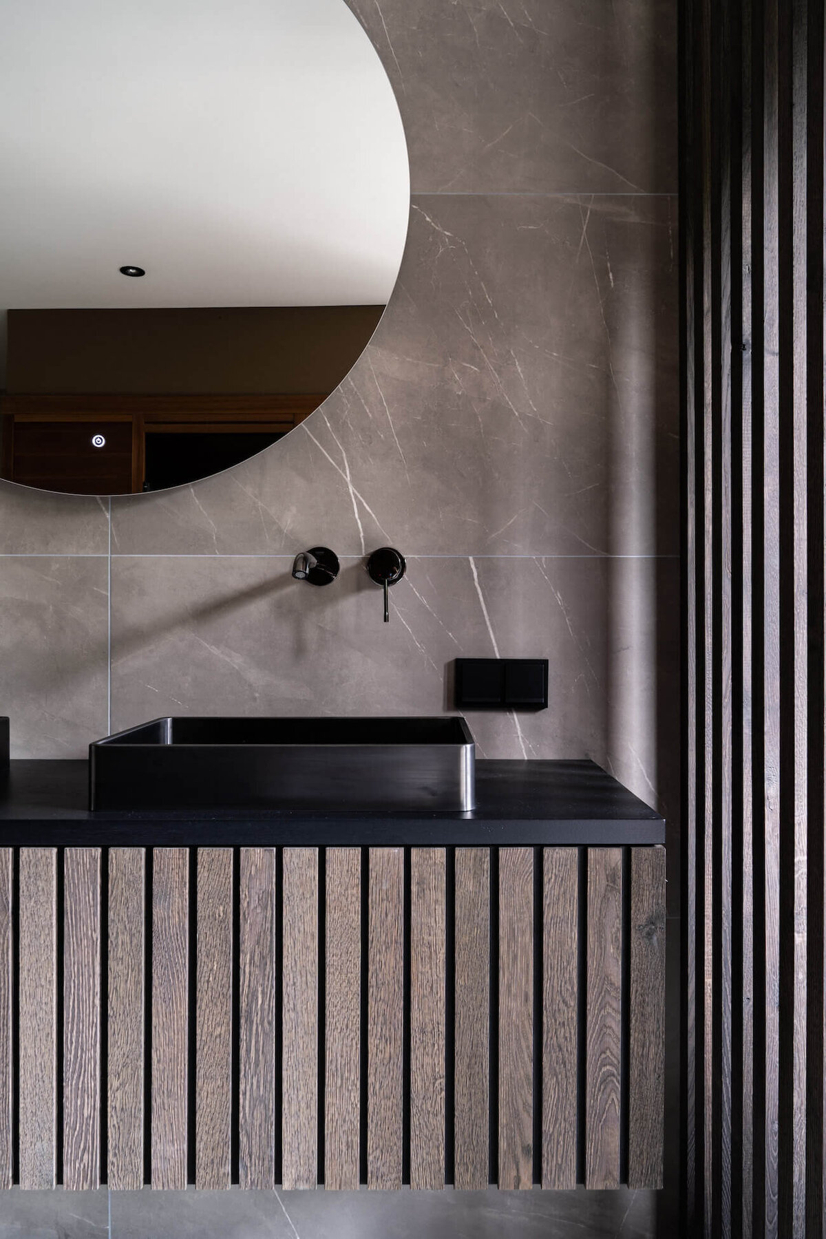 Donker hout badkamer ontwerp hotel chique Marlinde Interieurontwerp
