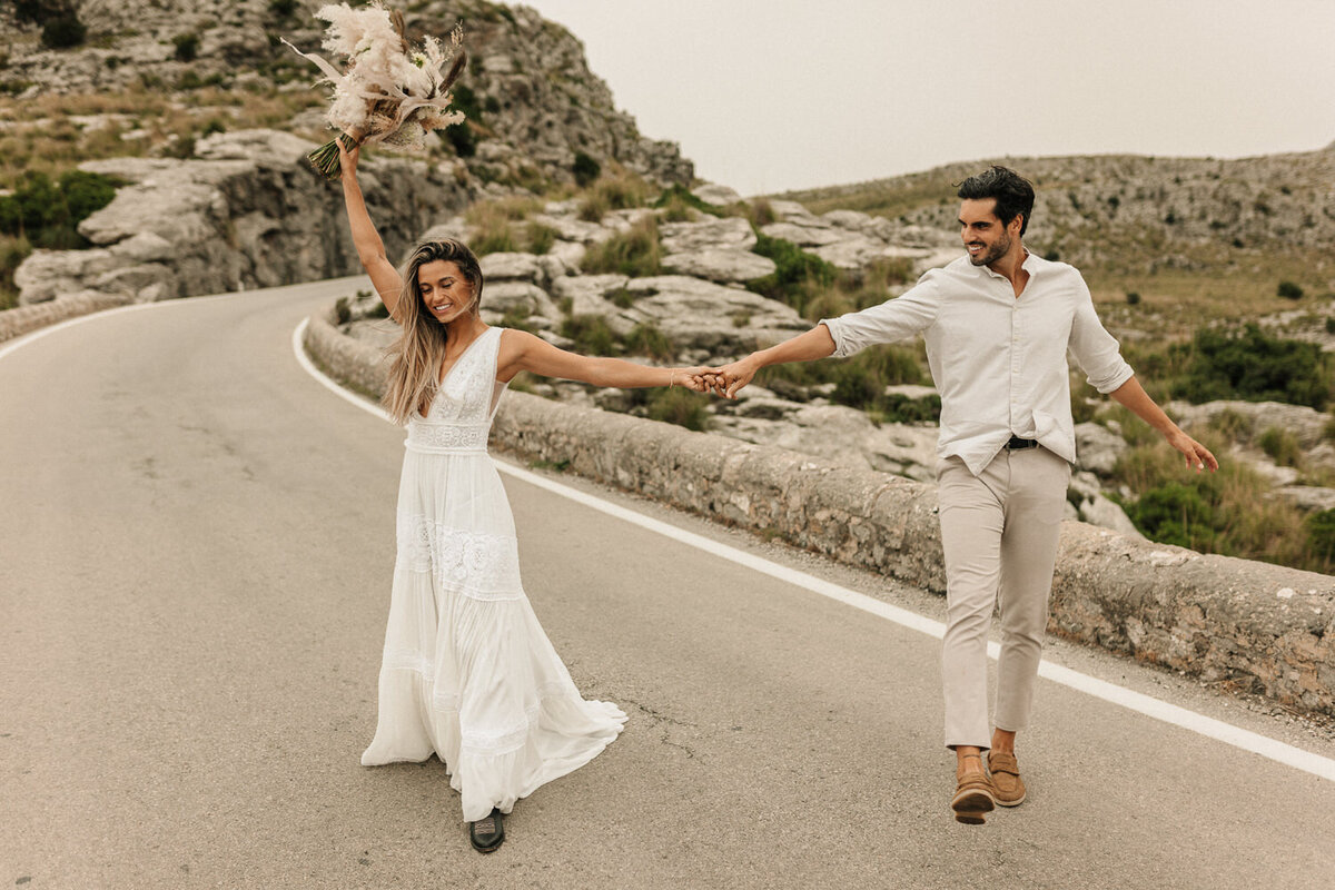 Brautpaar am Straßenrand im Tramuntana Gebirge auf Mallorca