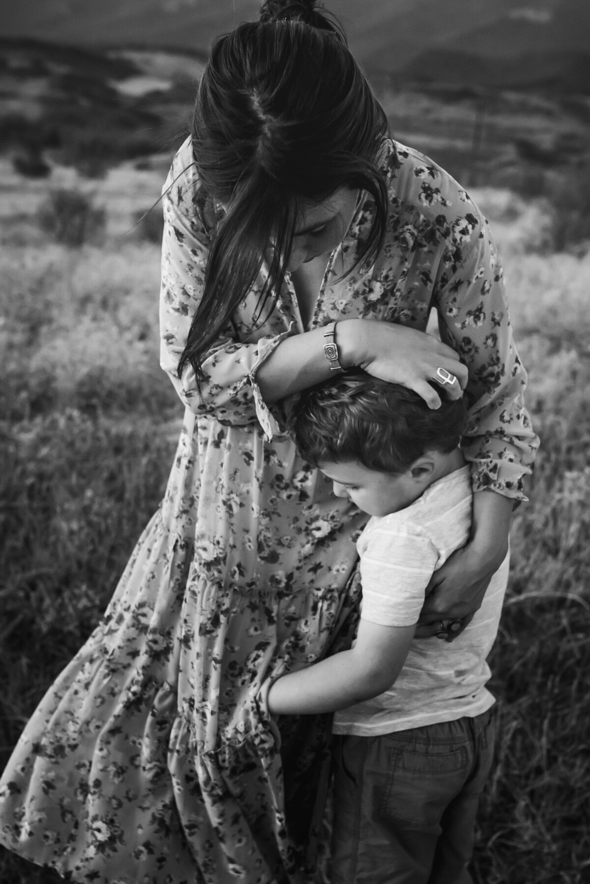 Family_photoshoot_open_field_hills_of_East_Bay_SoPoDesigns_photography (3)