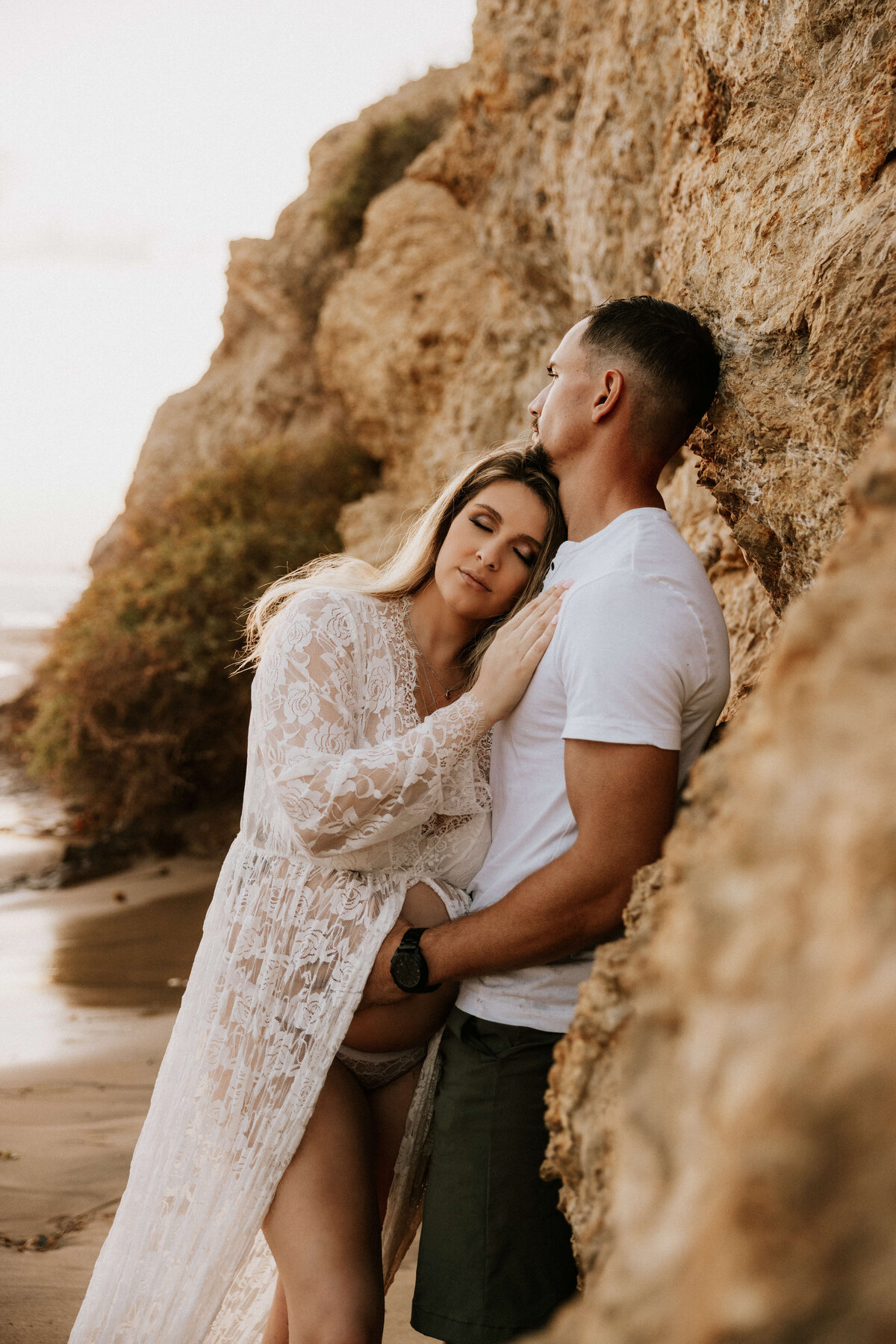 maternity-couple-beach-photoshoot