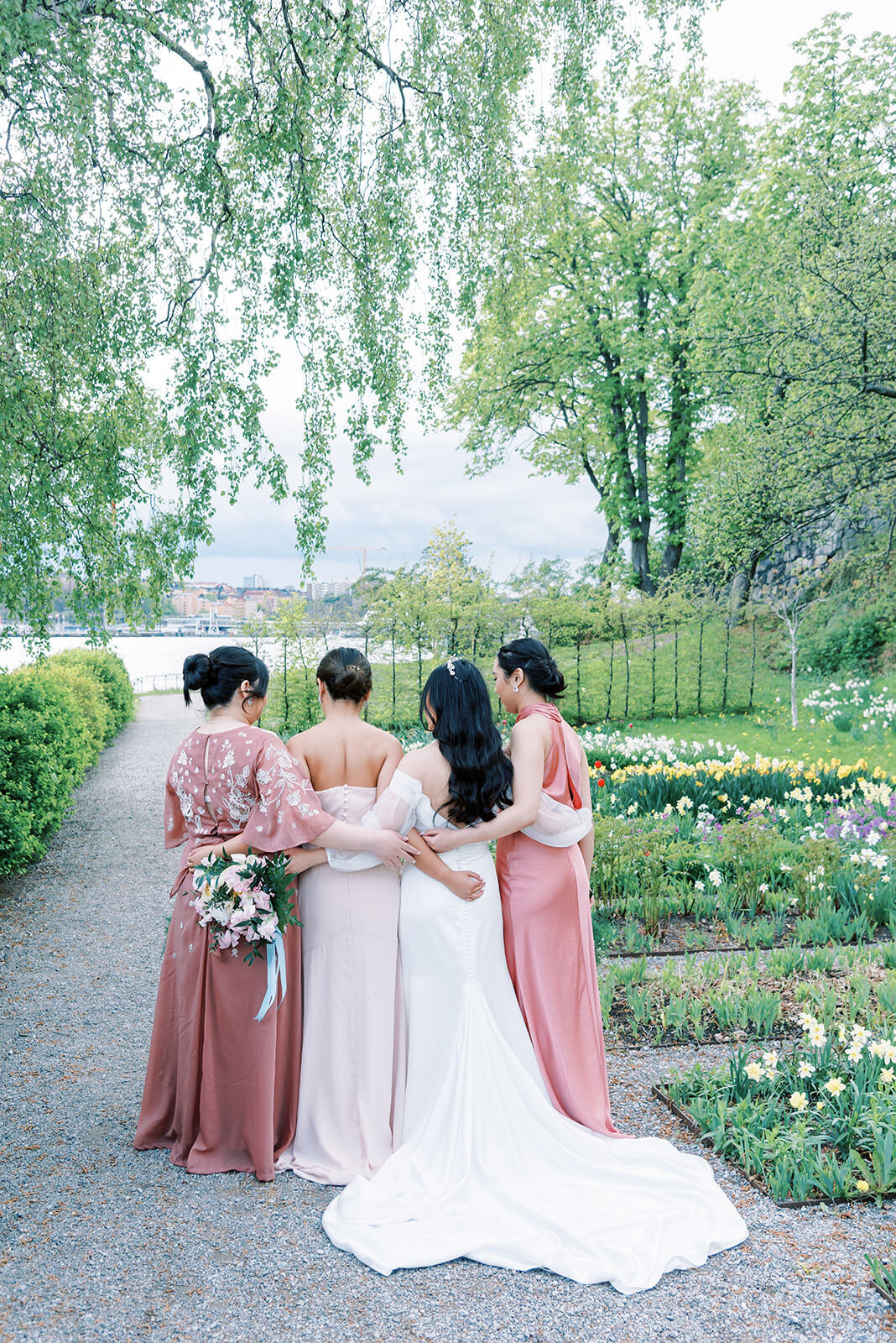 Wedding Photographer Anna Lundgren - helloalora bride and bridesmaids at Royal Djurgården Waldemarsudde  in Stockholm Sweden
