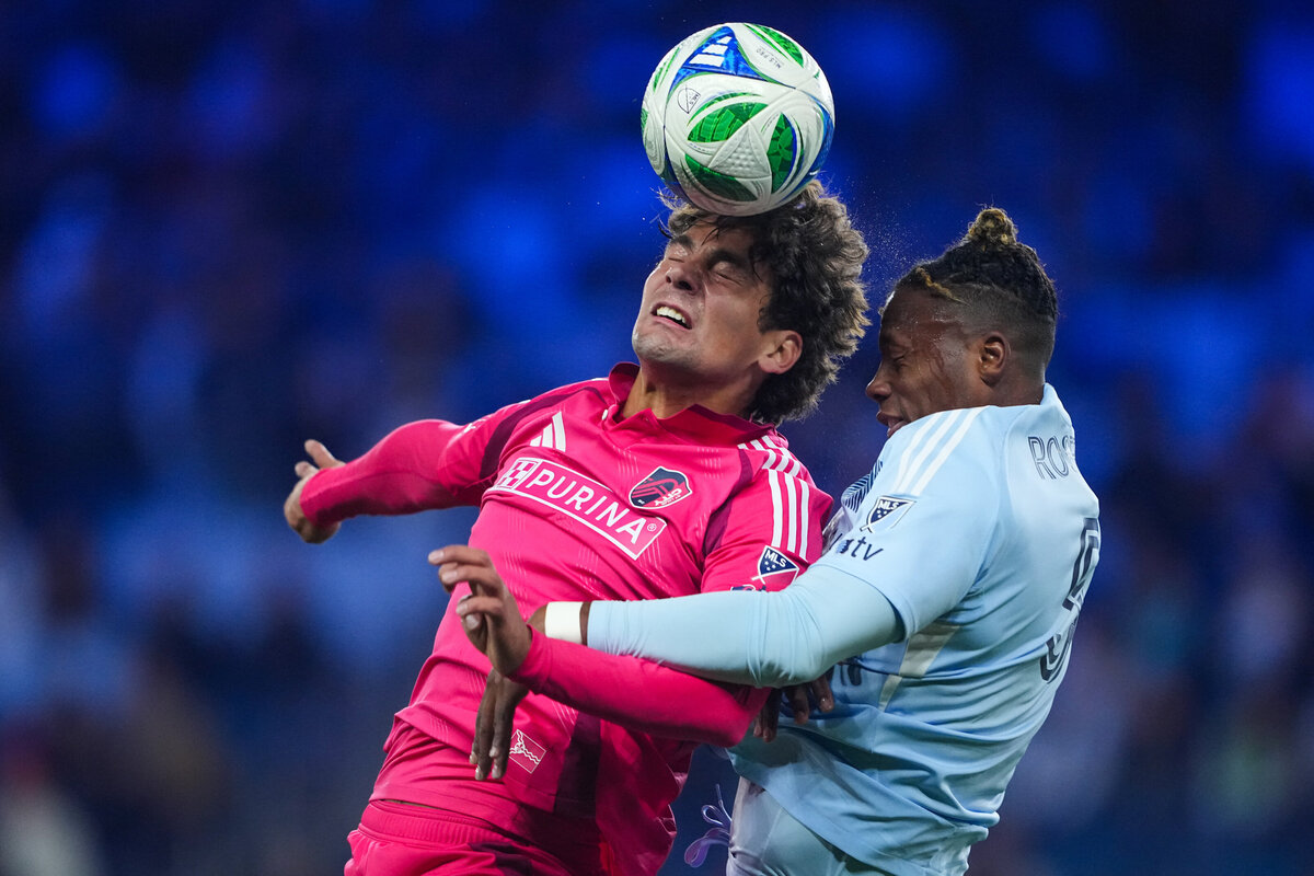 kansas-city-sports-photography-0154-soccer-players-jumping-for-header