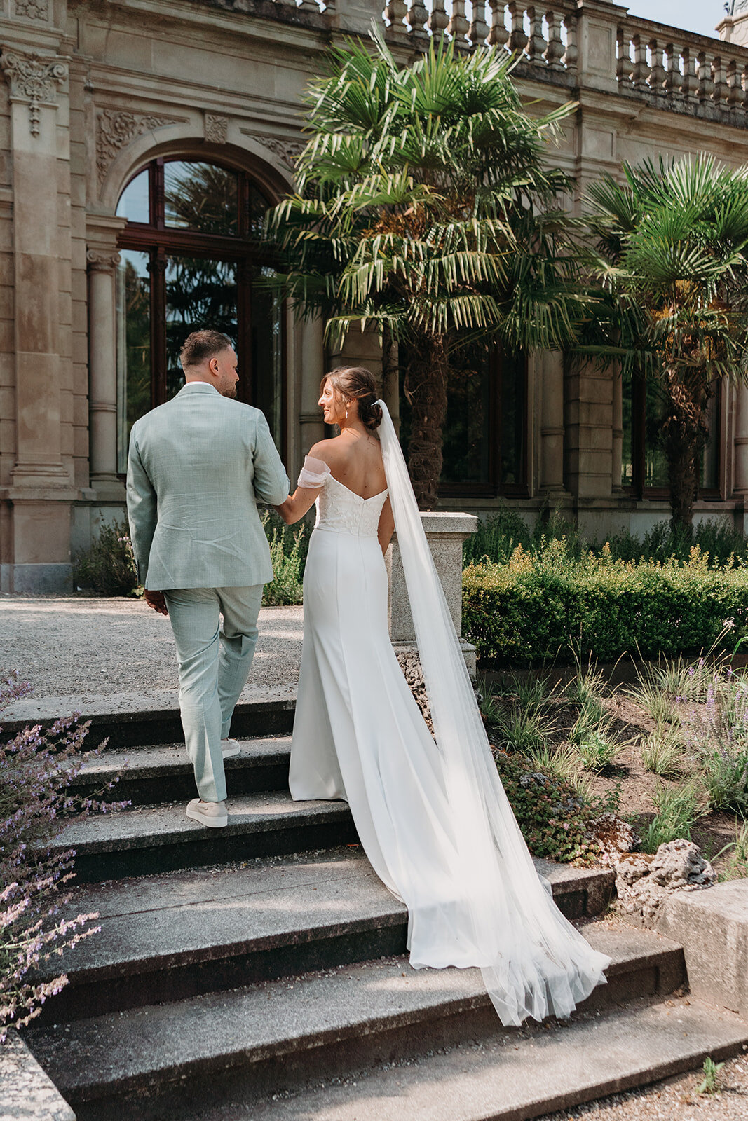 zomerbruiloft bij de romantische trouwlocatie Oranjerie Hydepark waarbij ze samen weglopen van het altaar