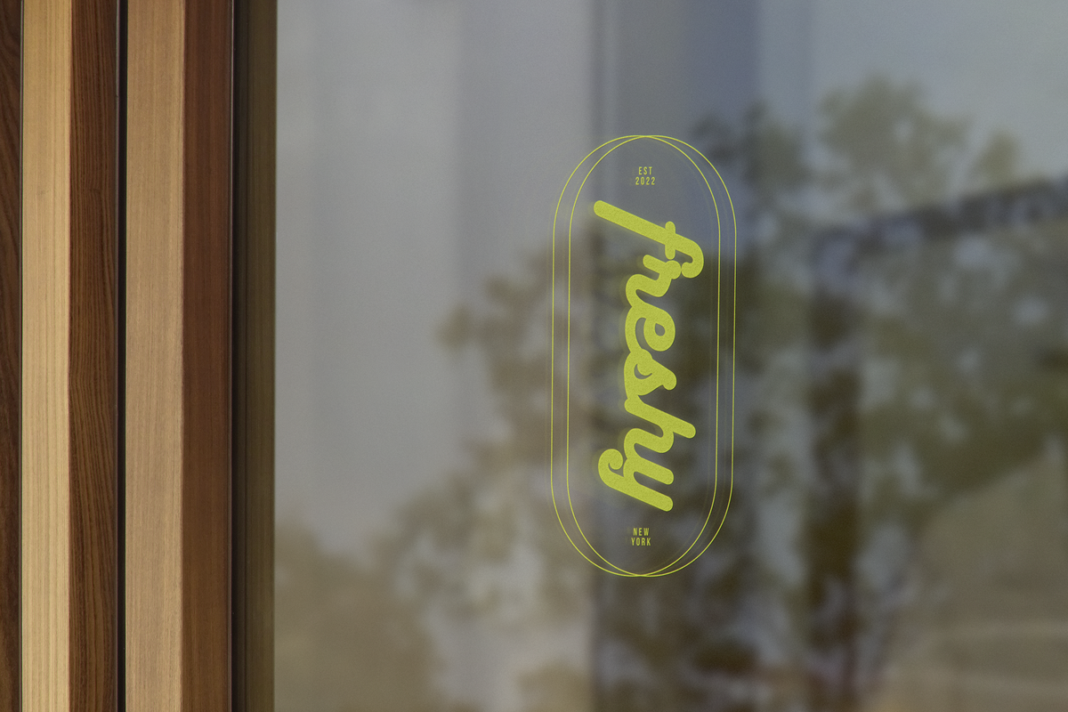 freshy Logo_Mockup_Modern_Window_Sign_Wood_Wall kopie