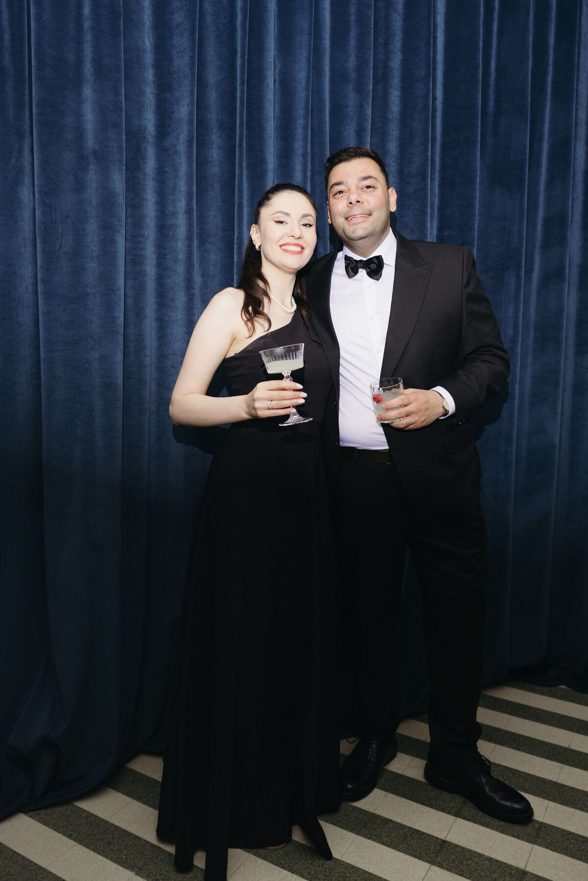 Wedding guests laughing and mingling during reception at Soho House Rom