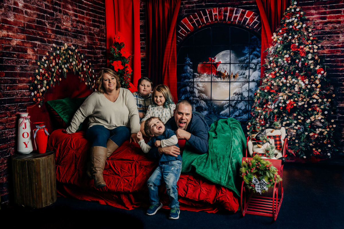 Kids pose with Santa out the window for Prescott family photographer Melissa Byrne