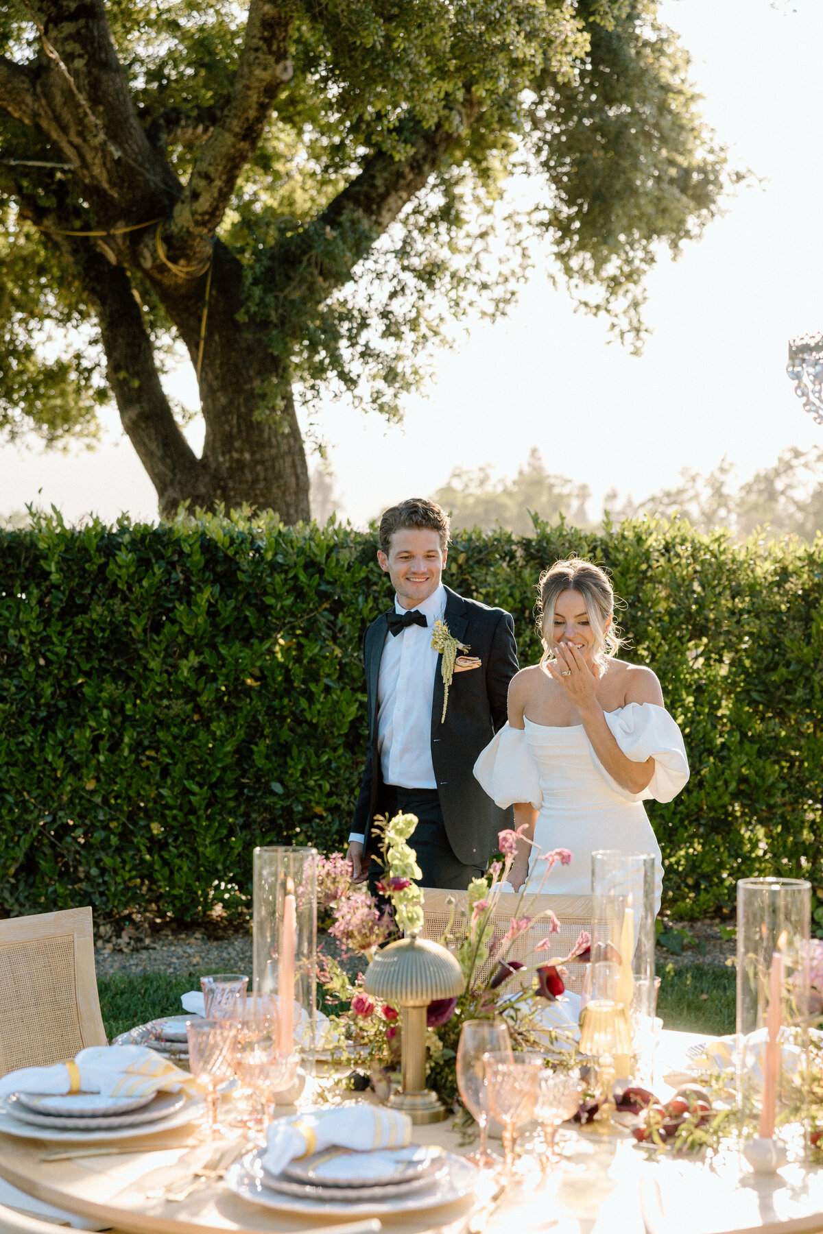 couple-with-reception-table