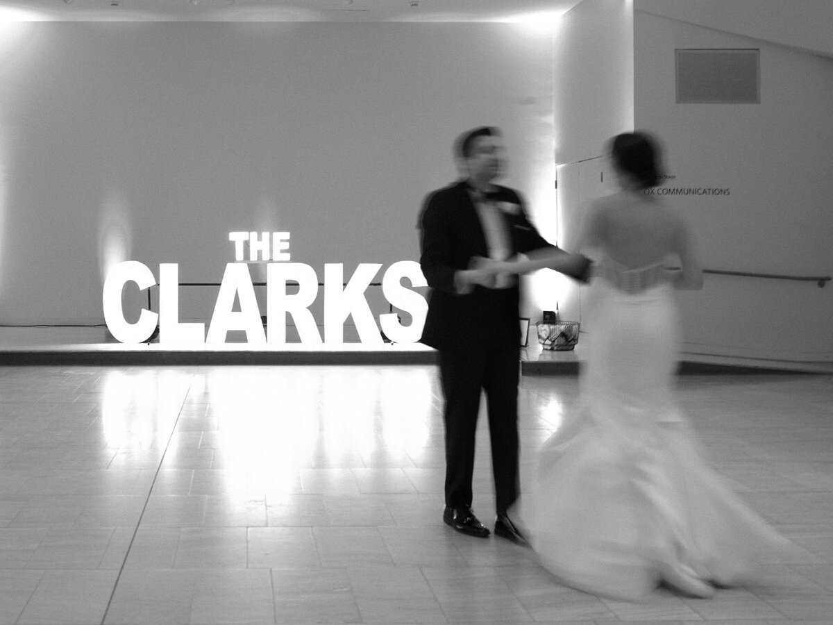 taubman-museum-of-art-wedding-photographer-oliver-and-co-roanoke-wedding_0148