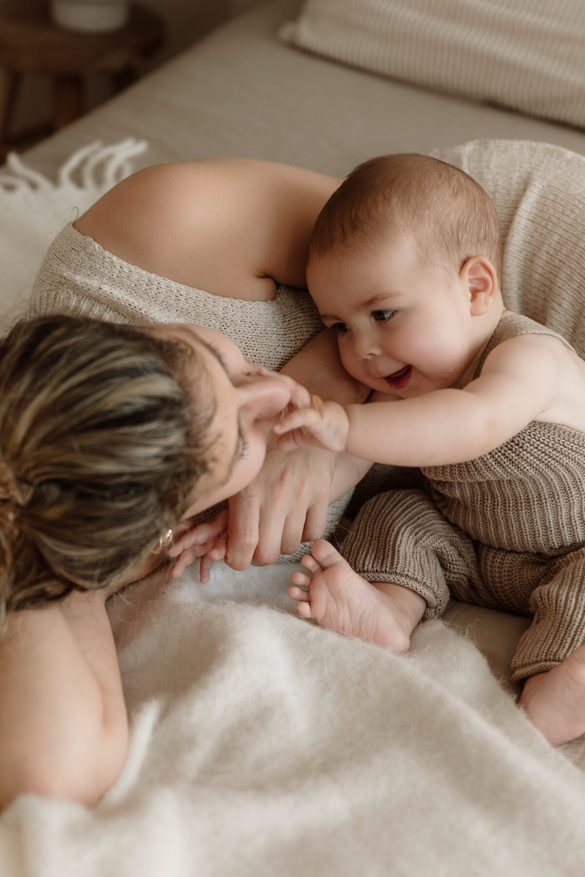newborn fotograaf - zwangerschapsfotografie - videograaf - Sint-Niklaas - Pictures by Jess - mama en baby shoot