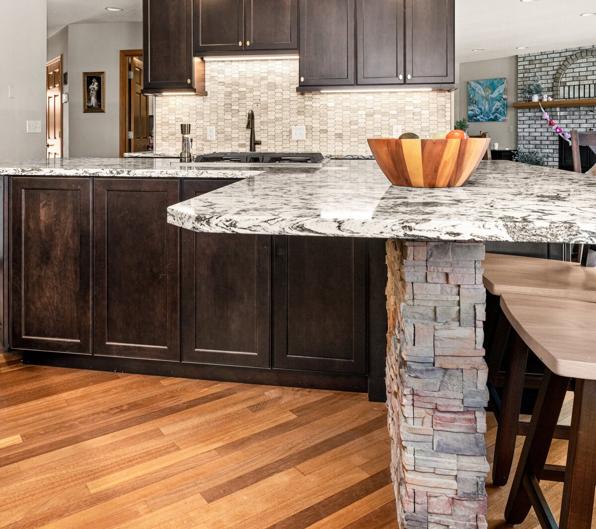kitchen-peninsula-stonework