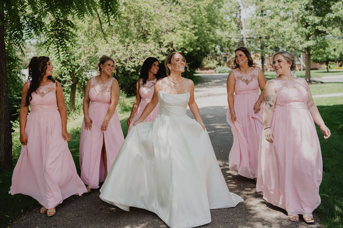 birde with bridesmaids