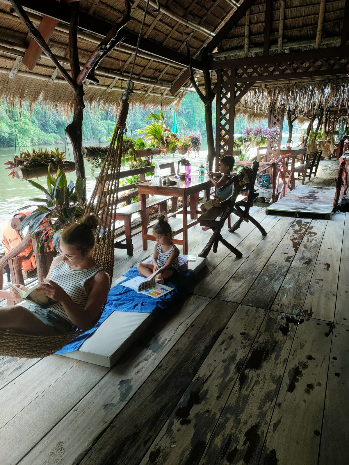 Thailand-River-Kwai-River_kwai_jungle_rafts5