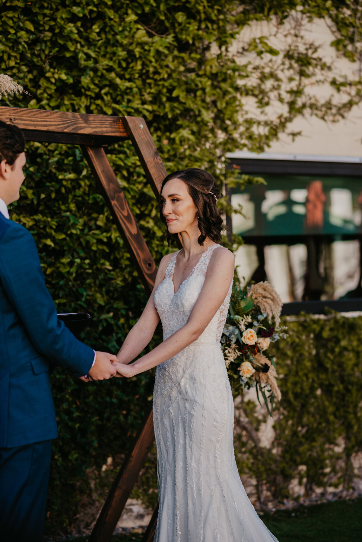 mariah-lacy-photo-elope-in-tampa-green-bench-chantilly-chic-planners-7