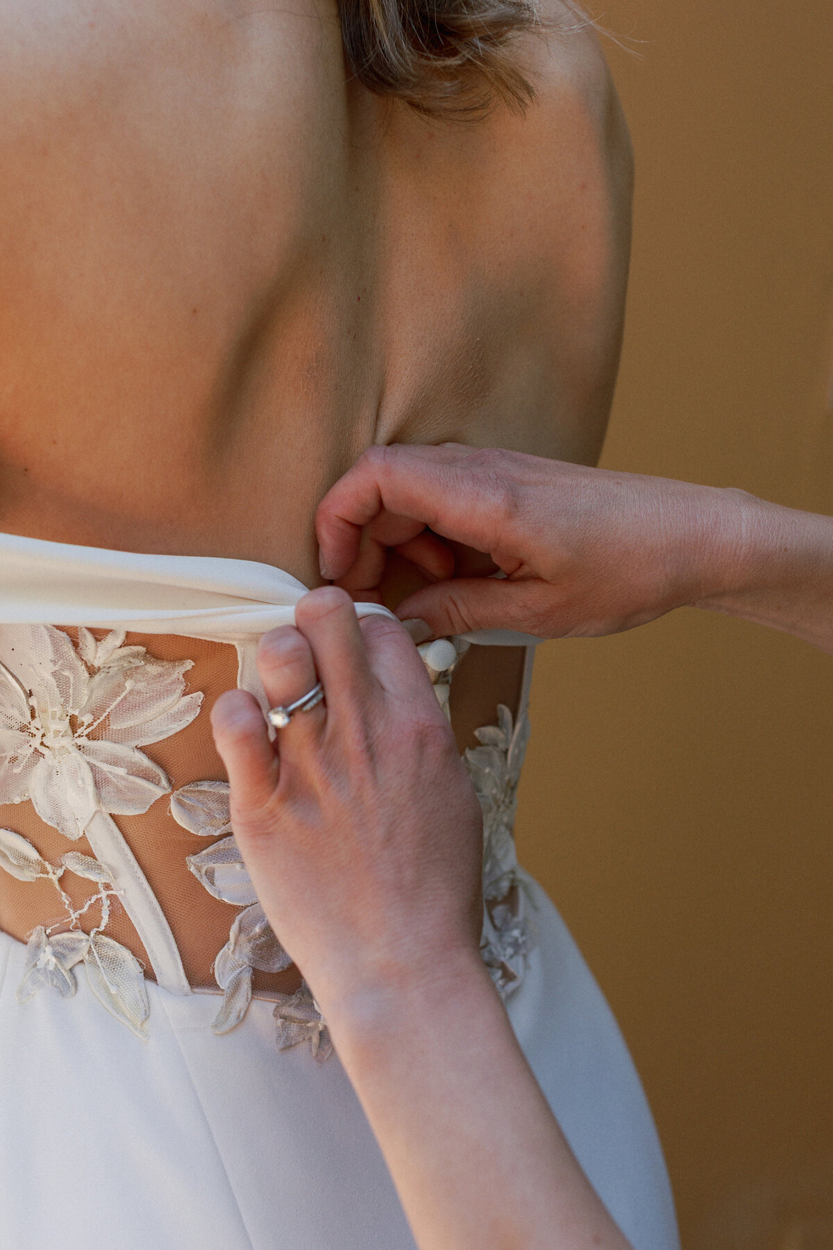 haley-robbie-getting-ready-oliveandoath-82