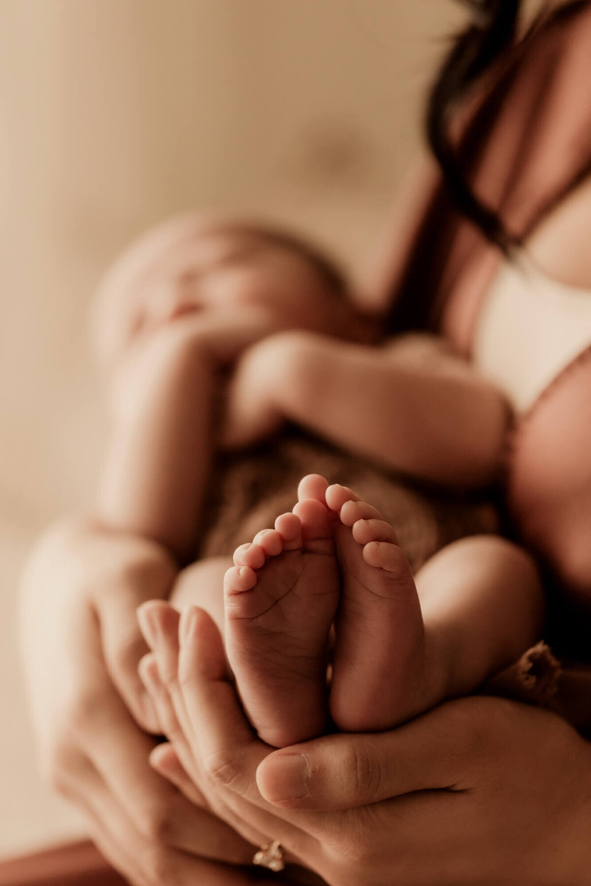 Newborn baby boy toes and feet.