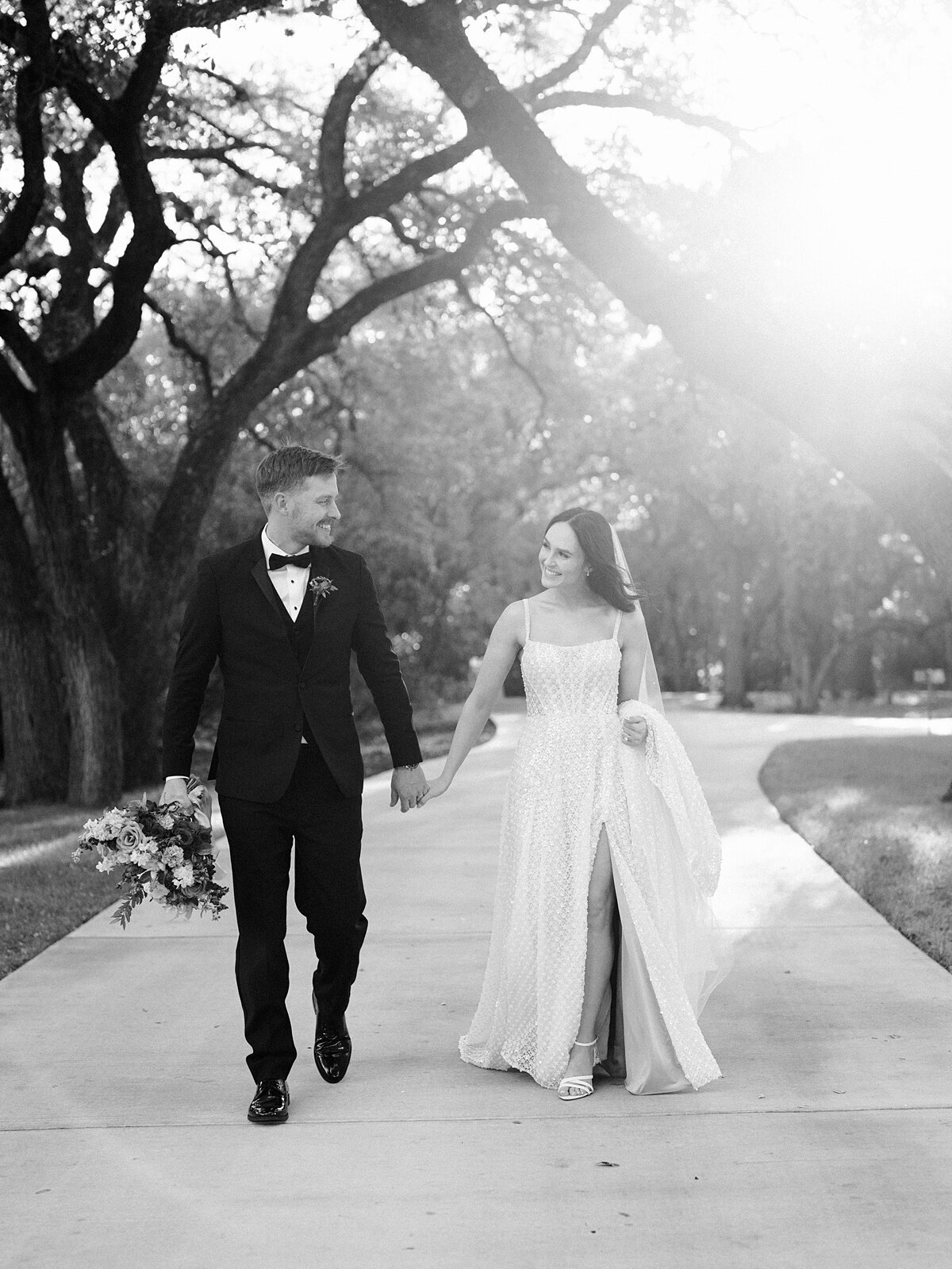 Chandelier- of-Gruene-San-Antonio-wedding_0018