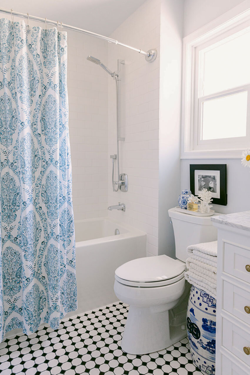 Timeless Black & White Bathroom 08