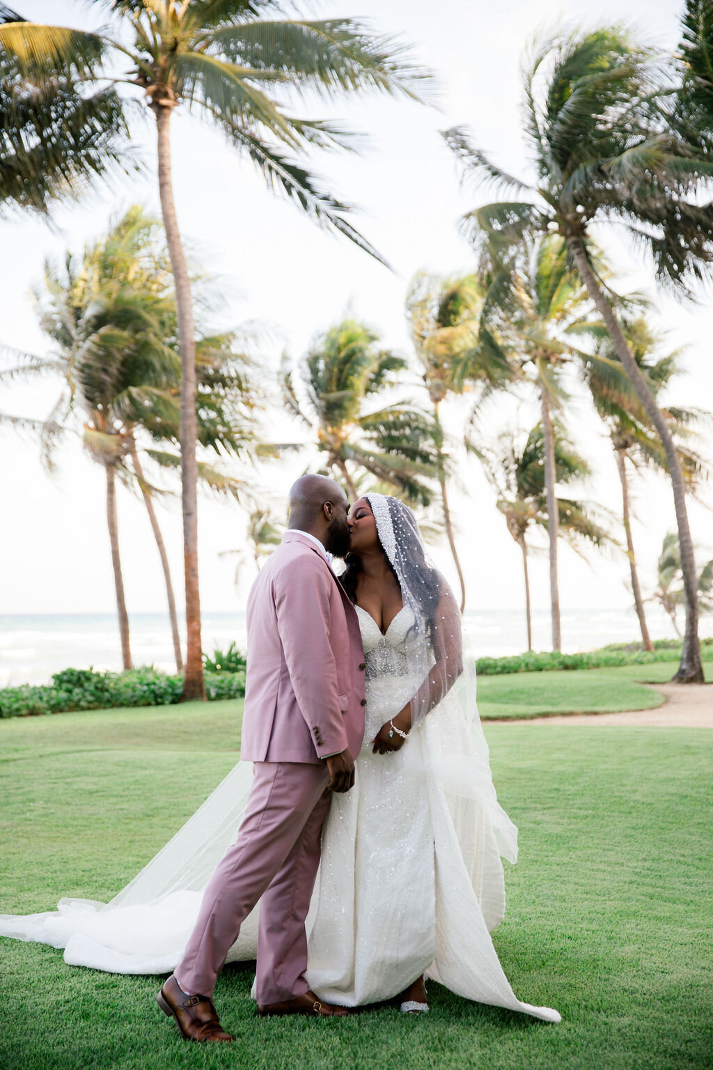 grand-velas-bride-and-groom-2