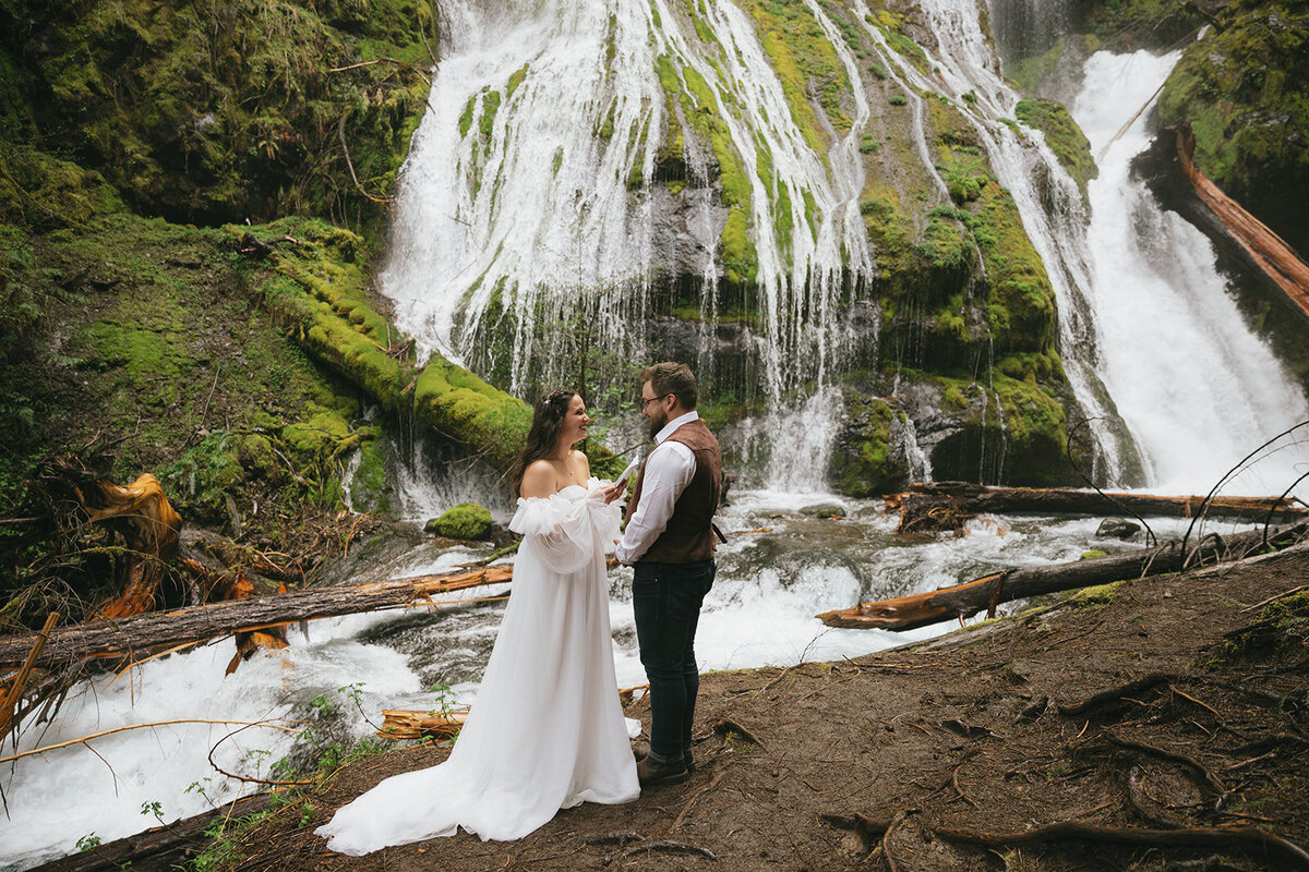 oregon-waterfall-elopement-wind-mountain-ranch-washington-435
