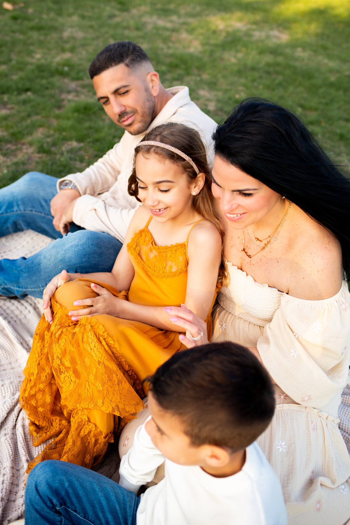 roslyn-harbor-family-candid-portraits-outdoors