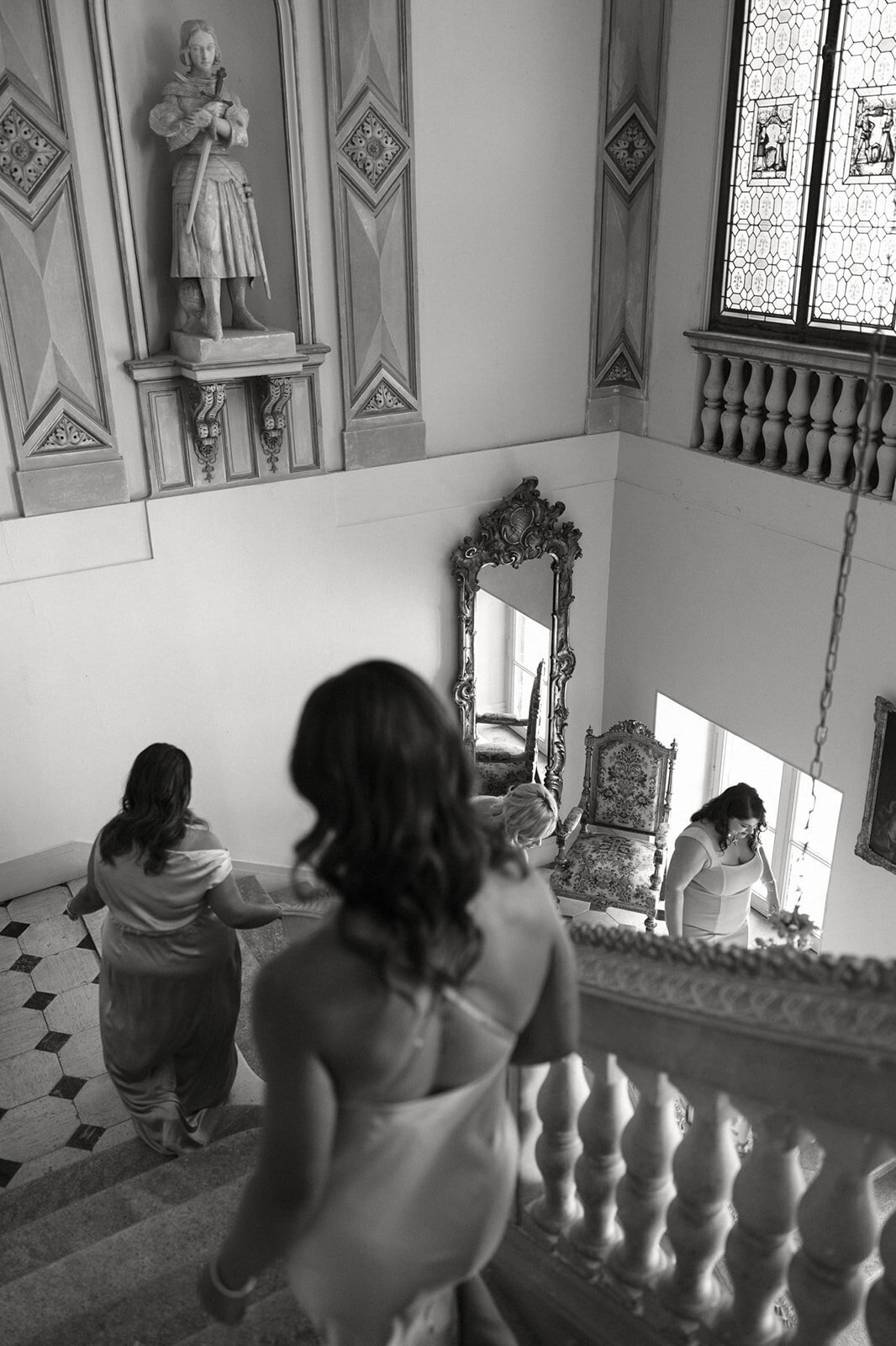 bridesmaids-stairs-chateau