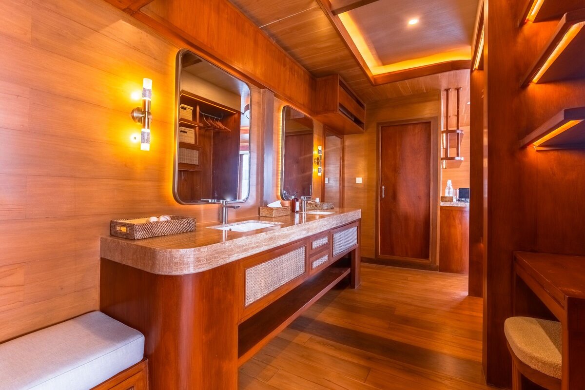 Sanctuary Luxury Yacht Bali - cabin upper deck - master cabin-21