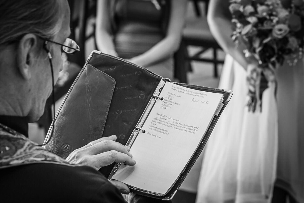 Svatebni_fotografka_Praha_Panenske_Brezany_fotografka_Karolina_Ticha30
